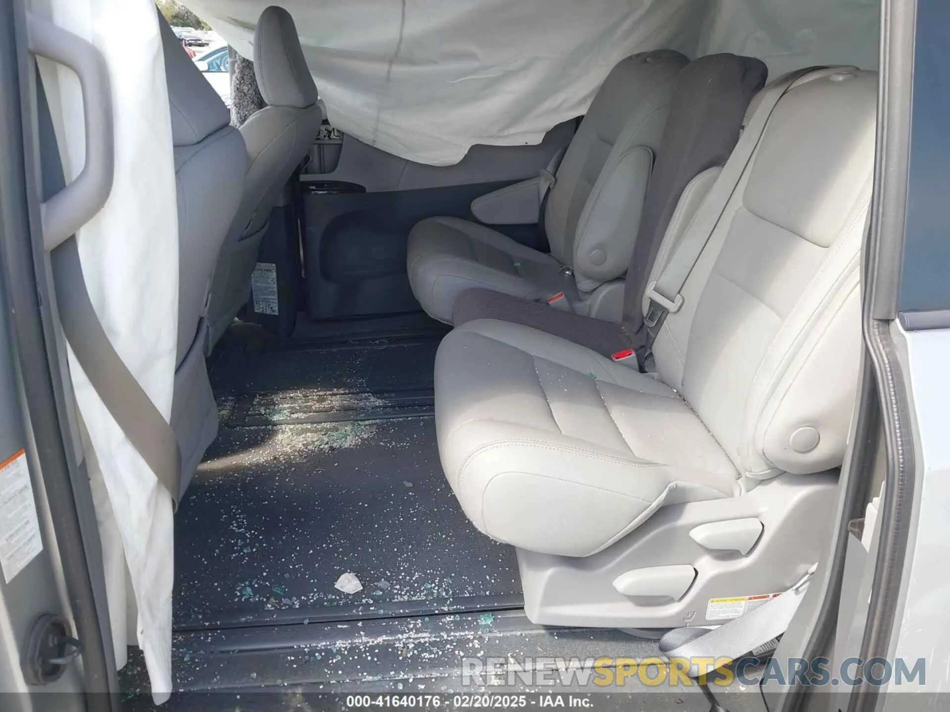 8 Photograph of a damaged car 5TDYZ3DC4KS969752 TOYOTA SIENNA 2019