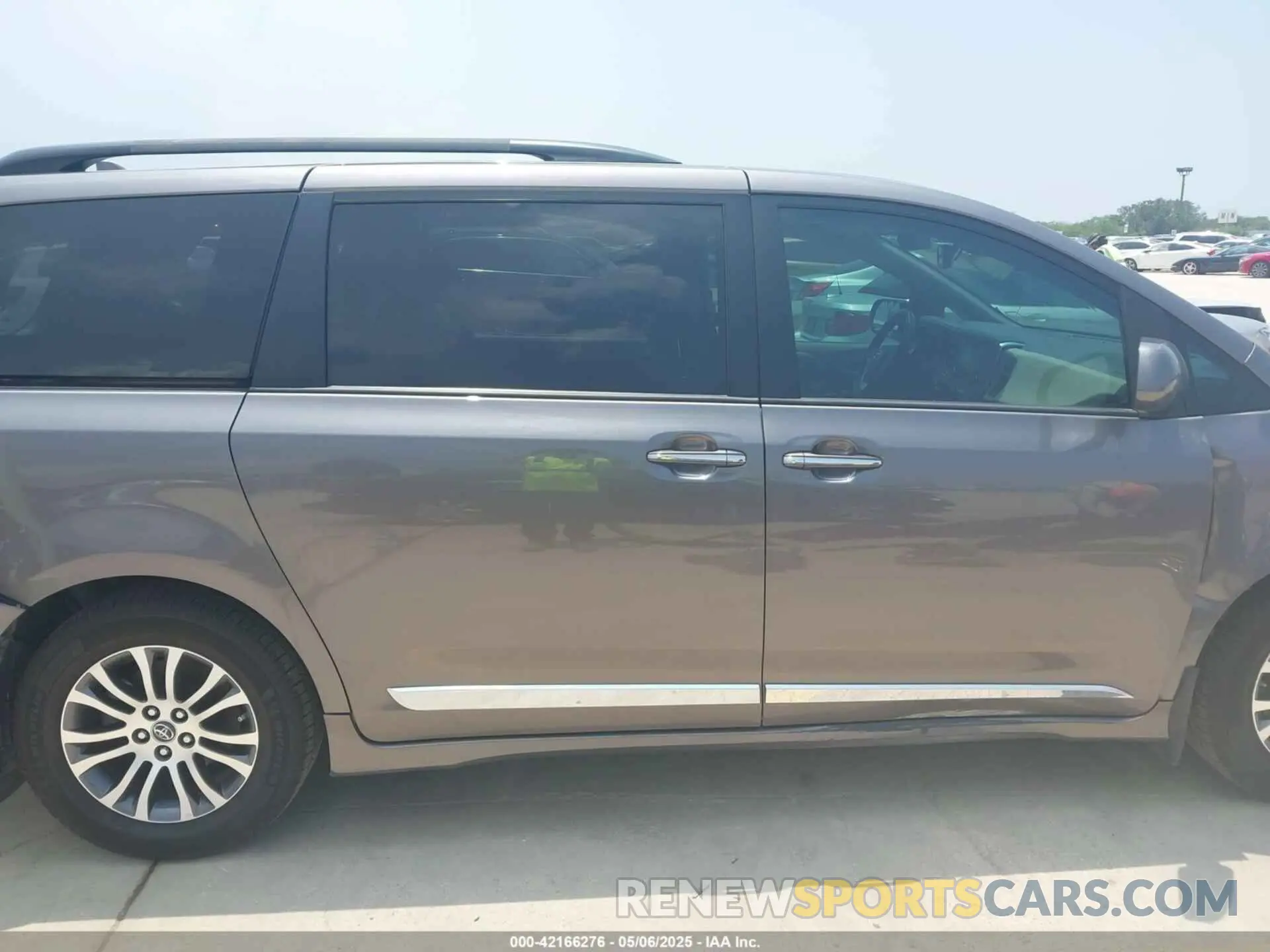 13 Photograph of a damaged car 5TDYZ3DC4KS970576 TOYOTA SIENNA 2019