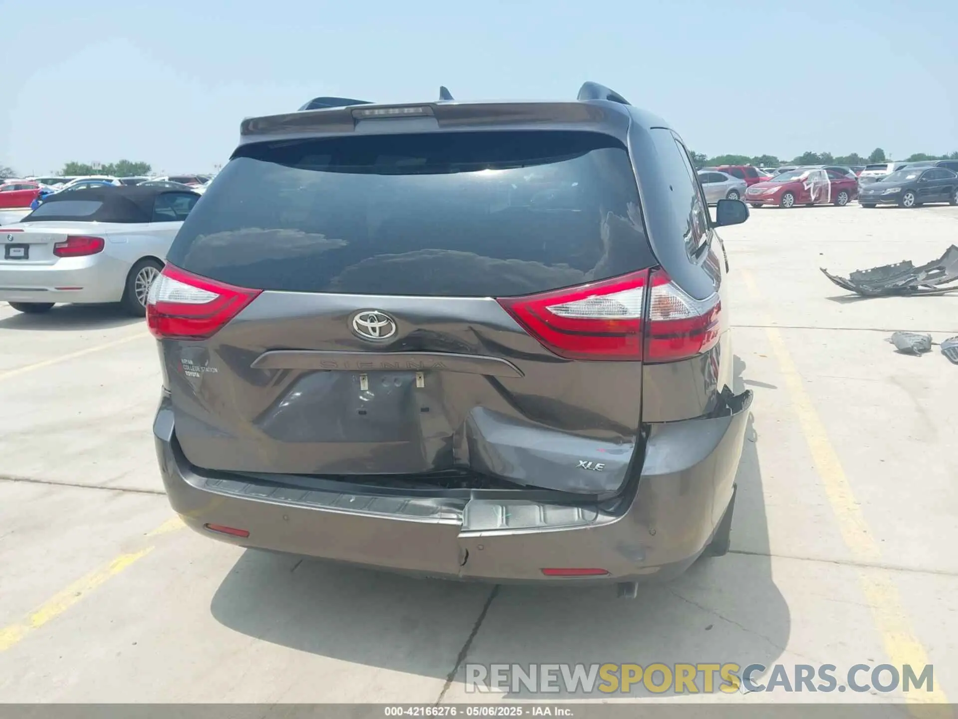 16 Photograph of a damaged car 5TDYZ3DC4KS970576 TOYOTA SIENNA 2019