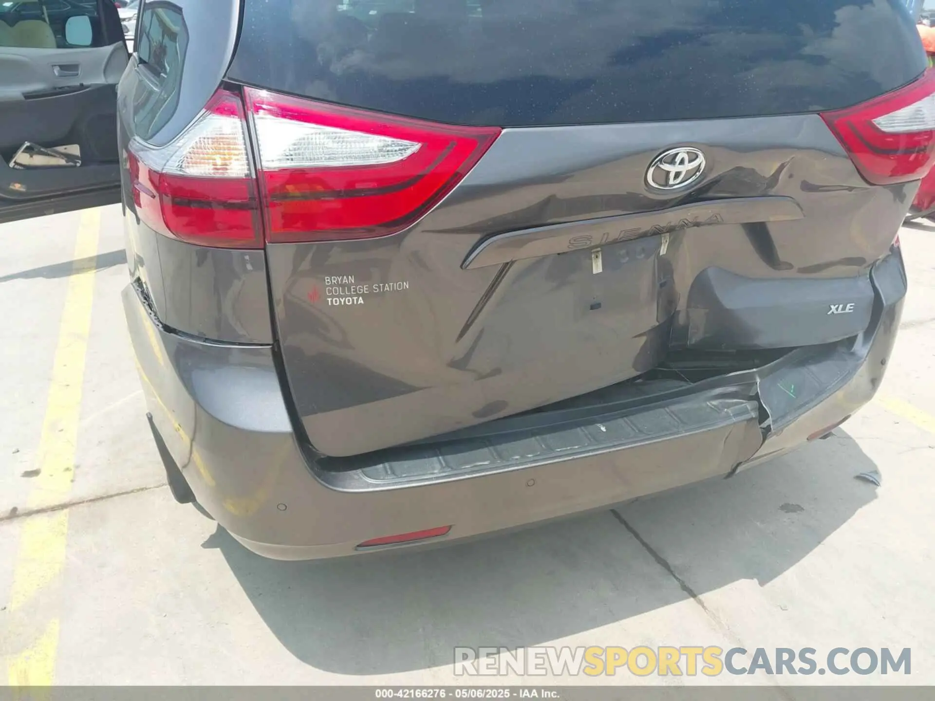 17 Photograph of a damaged car 5TDYZ3DC4KS970576 TOYOTA SIENNA 2019