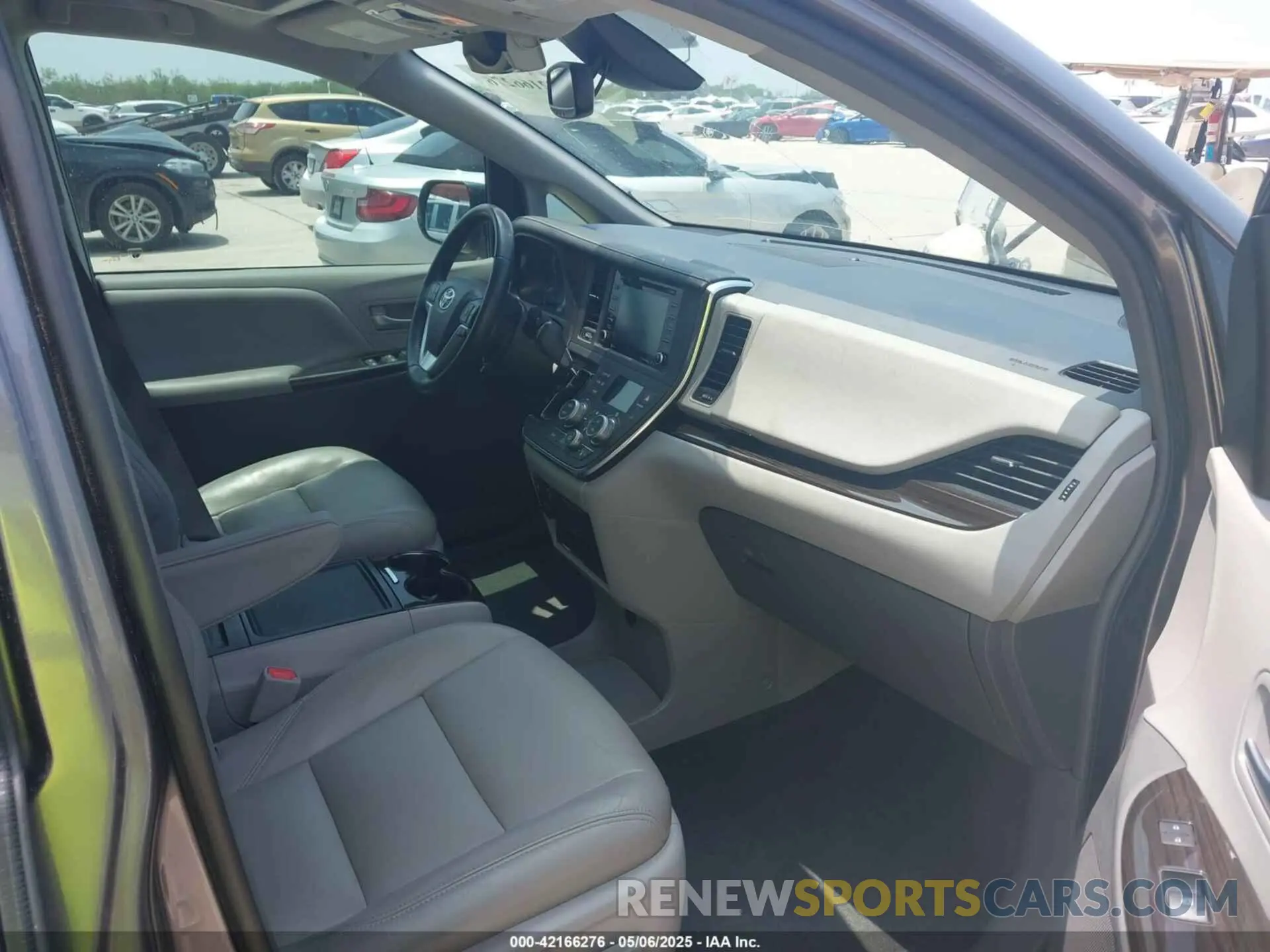 5 Photograph of a damaged car 5TDYZ3DC4KS970576 TOYOTA SIENNA 2019