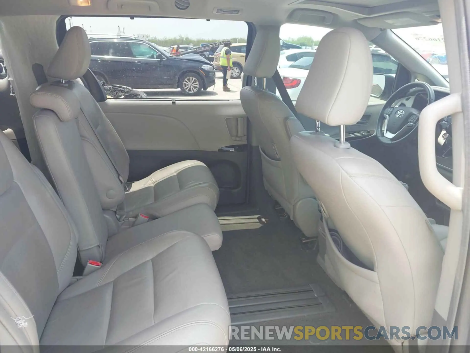 8 Photograph of a damaged car 5TDYZ3DC4KS970576 TOYOTA SIENNA 2019