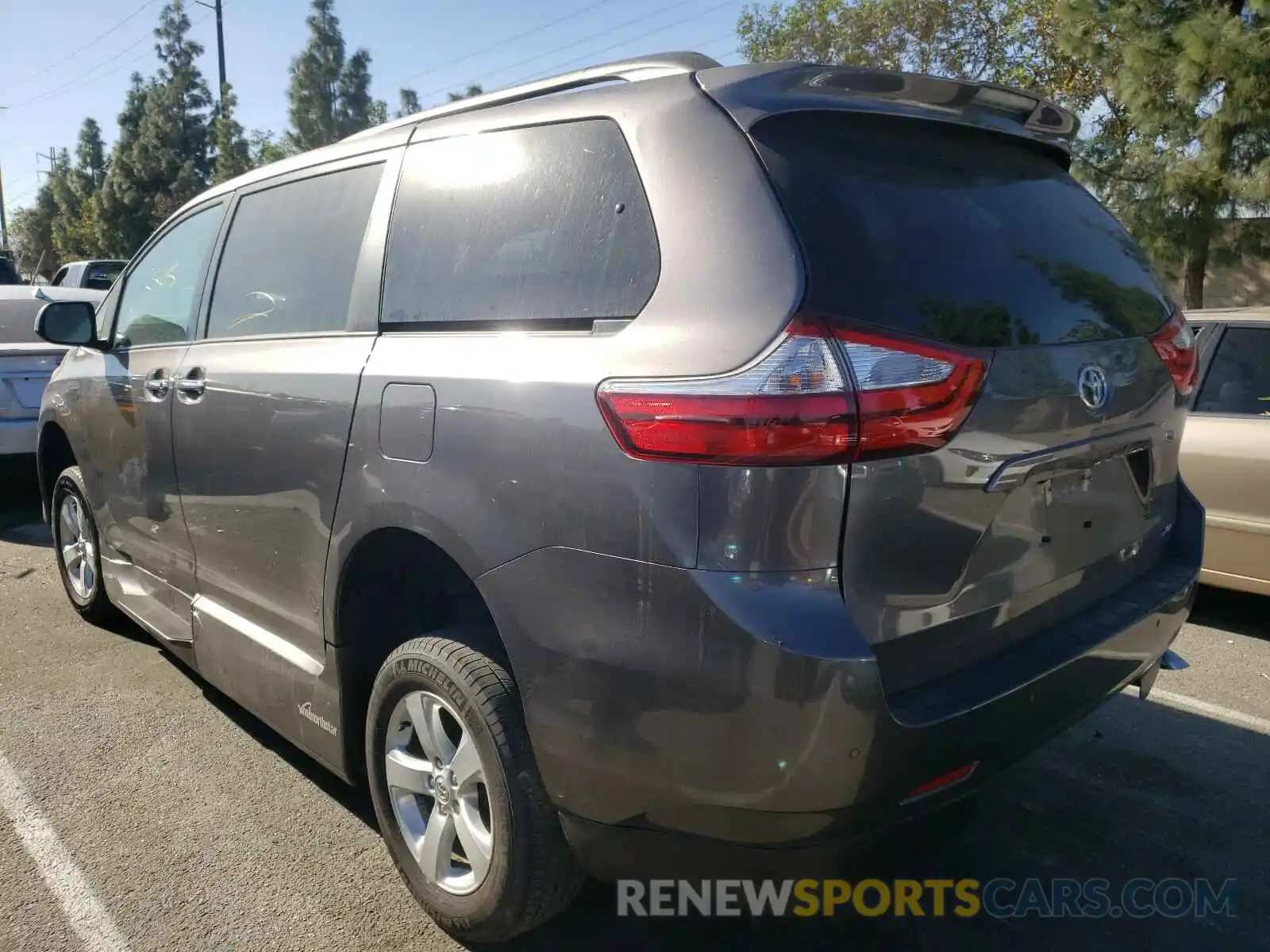 3 Photograph of a damaged car 5TDYZ3DC4KS971310 TOYOTA SIENNA 2019