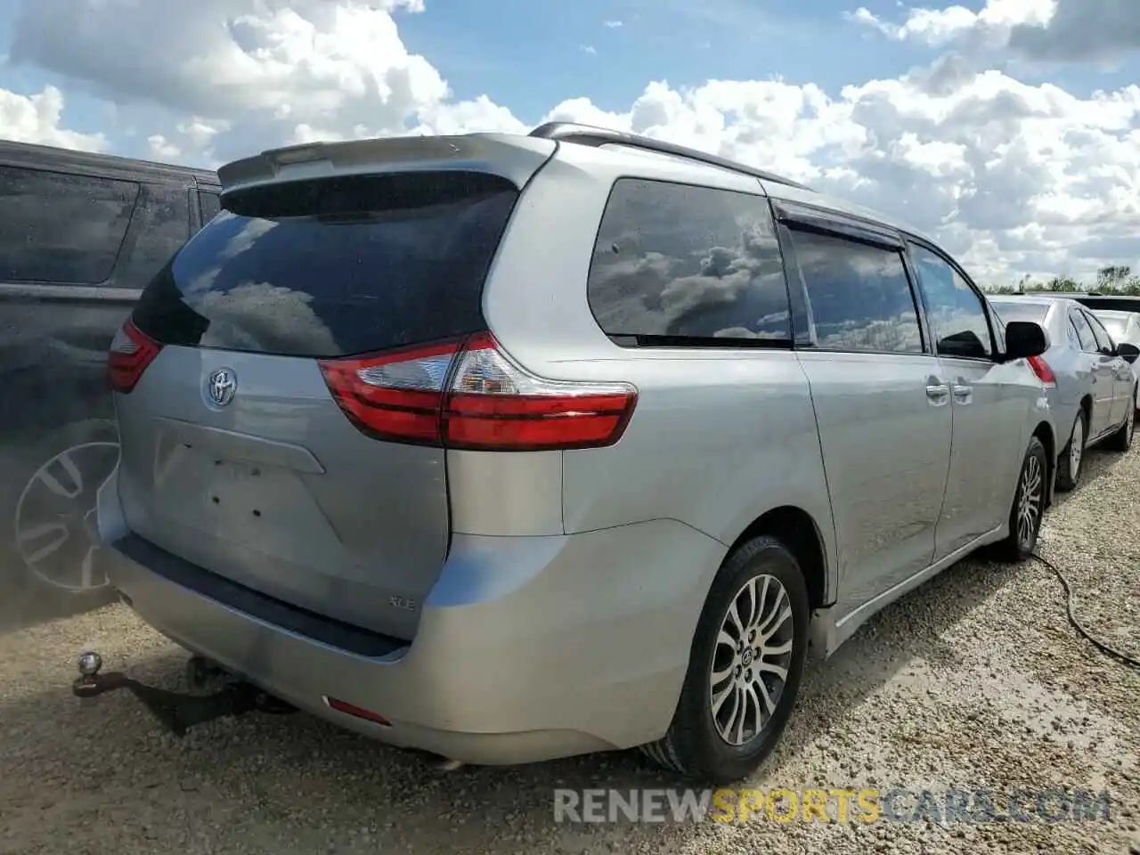 4 Photograph of a damaged car 5TDYZ3DC4KS973087 TOYOTA SIENNA 2019