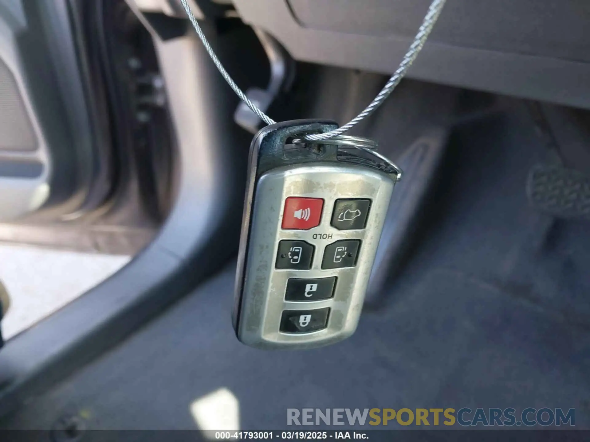 11 Photograph of a damaged car 5TDYZ3DC4KS980041 TOYOTA SIENNA 2019