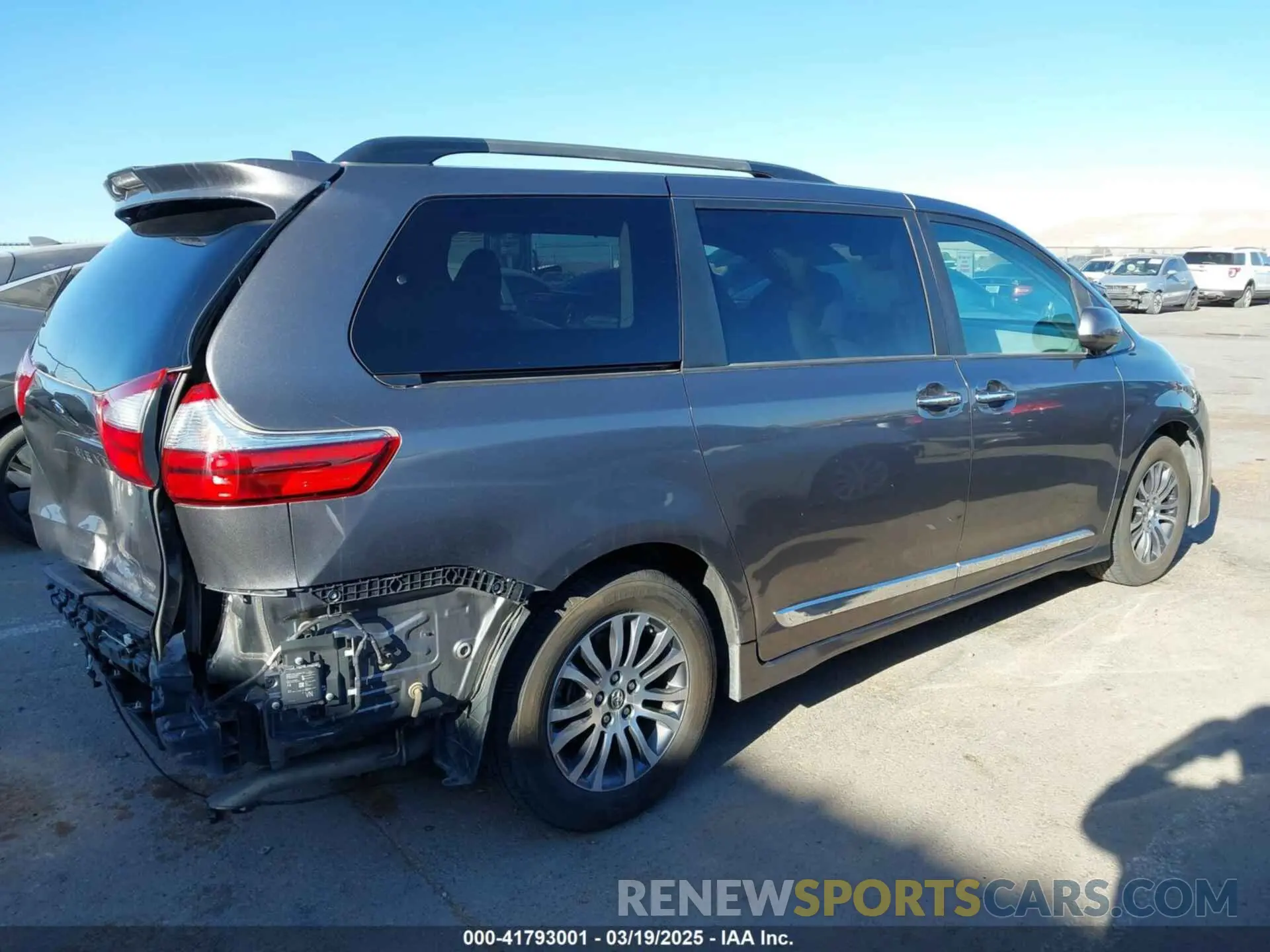 14 Photograph of a damaged car 5TDYZ3DC4KS980041 TOYOTA SIENNA 2019