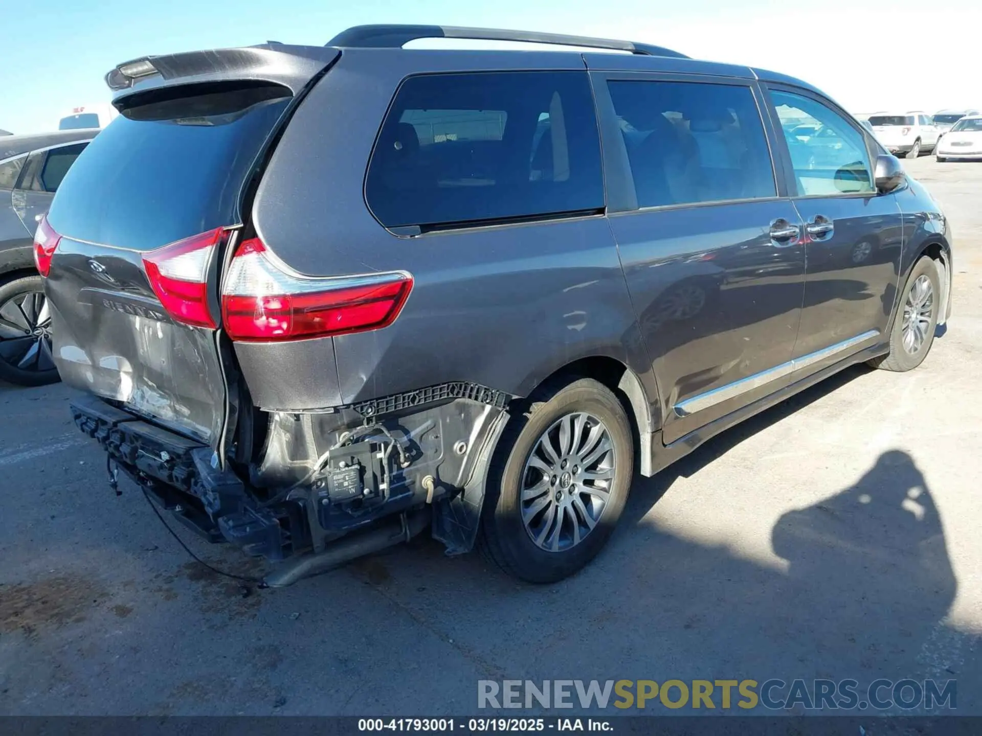 4 Photograph of a damaged car 5TDYZ3DC4KS980041 TOYOTA SIENNA 2019