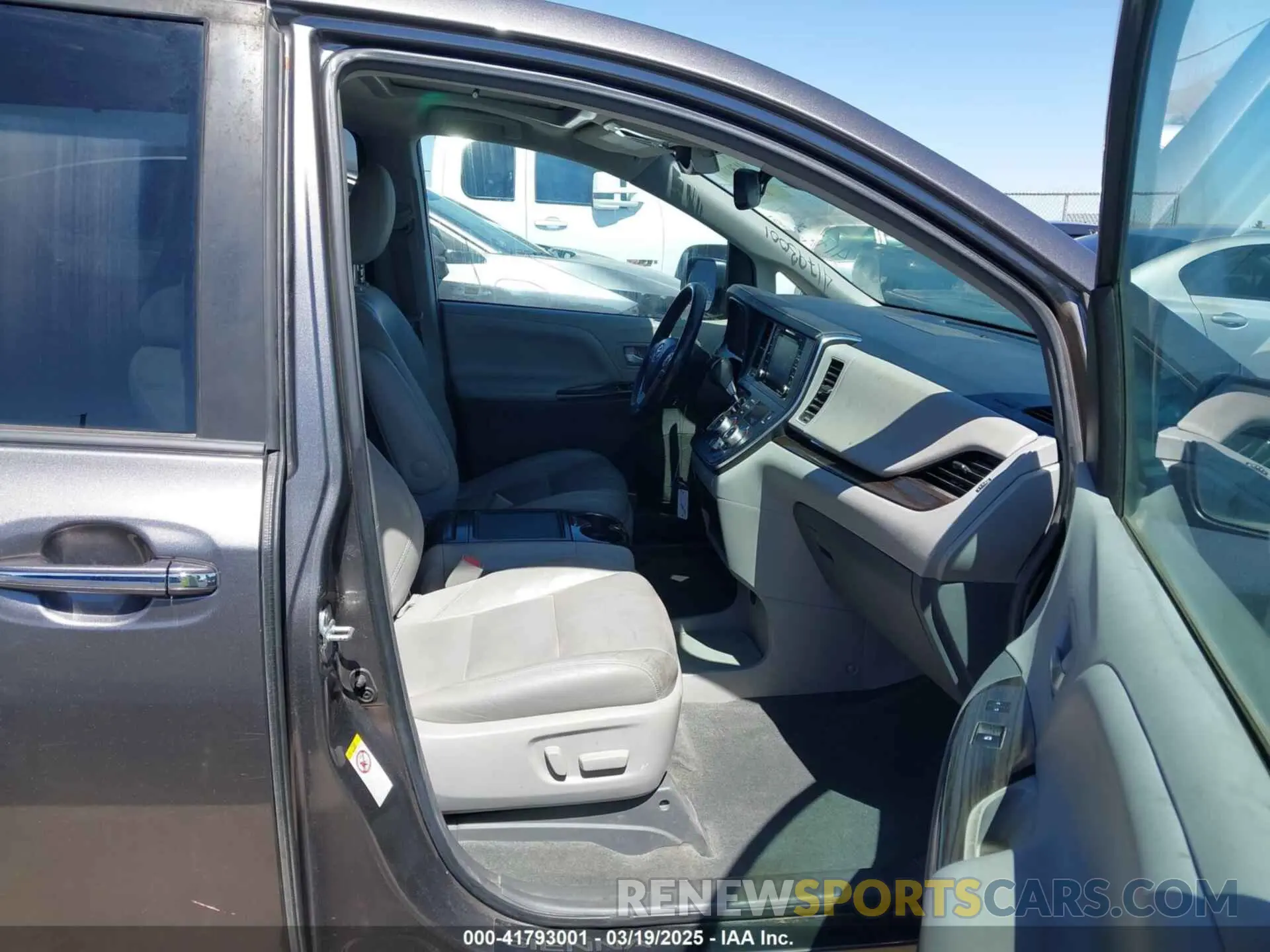 5 Photograph of a damaged car 5TDYZ3DC4KS980041 TOYOTA SIENNA 2019