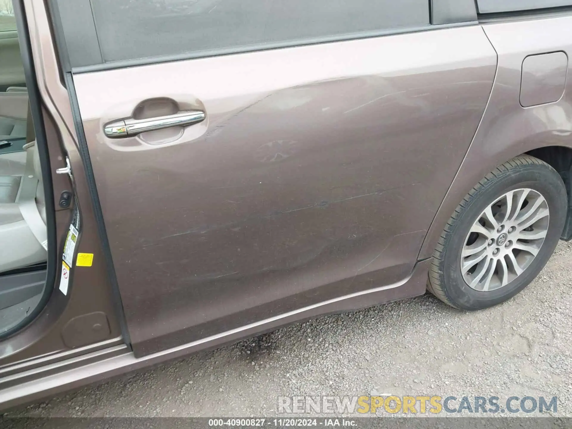 17 Photograph of a damaged car 5TDYZ3DC4KS987264 TOYOTA SIENNA 2019