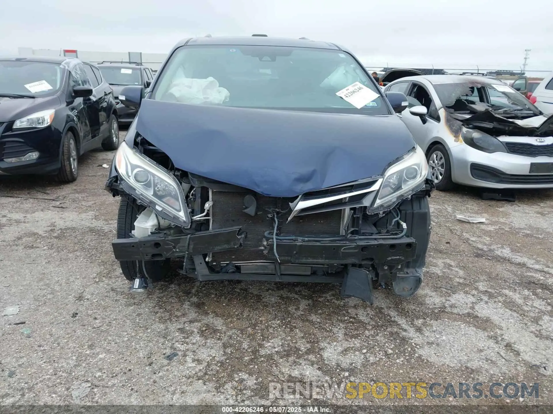 13 Photograph of a damaged car 5TDYZ3DC5KS003944 TOYOTA SIENNA 2019