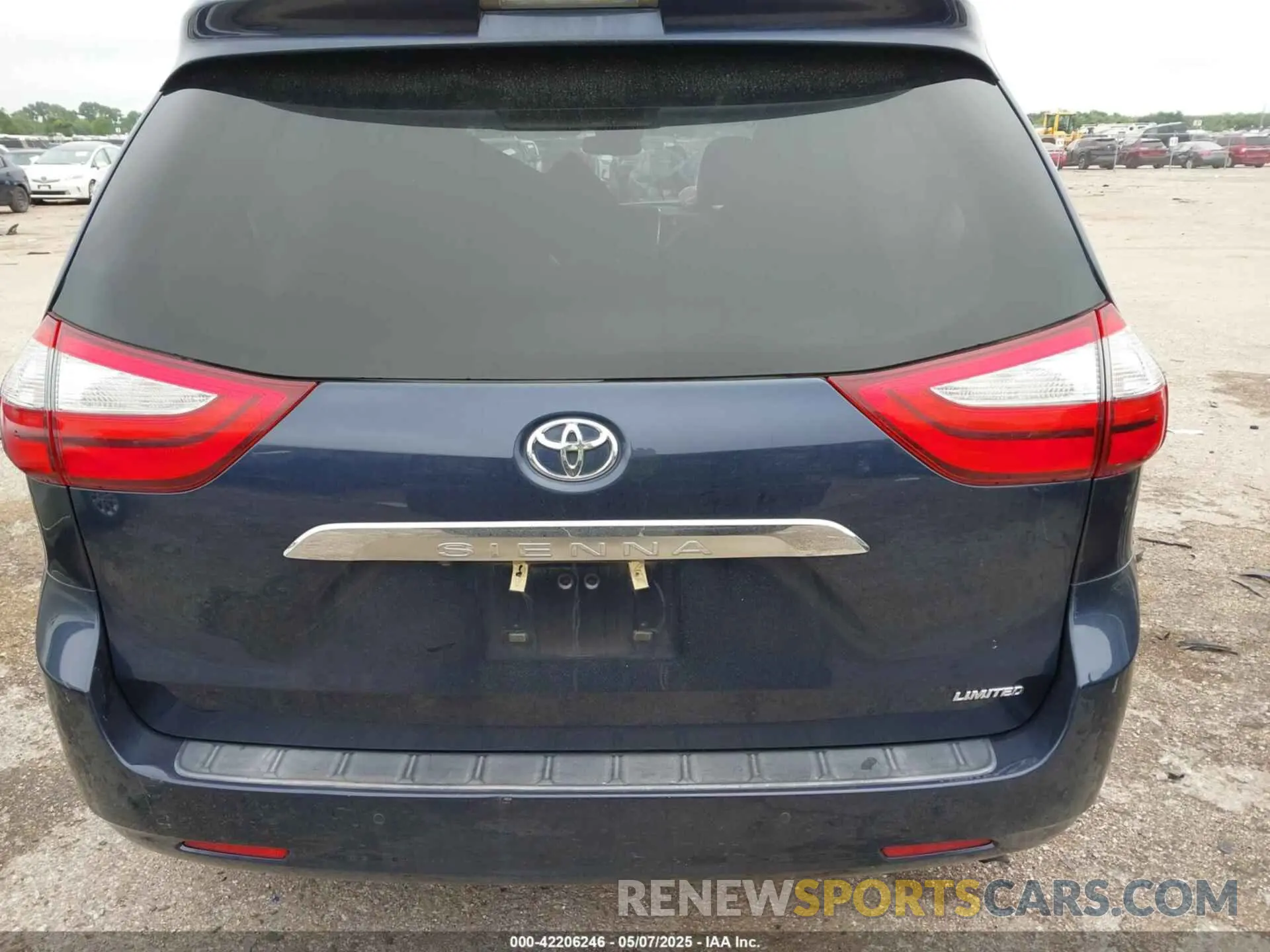 17 Photograph of a damaged car 5TDYZ3DC5KS003944 TOYOTA SIENNA 2019