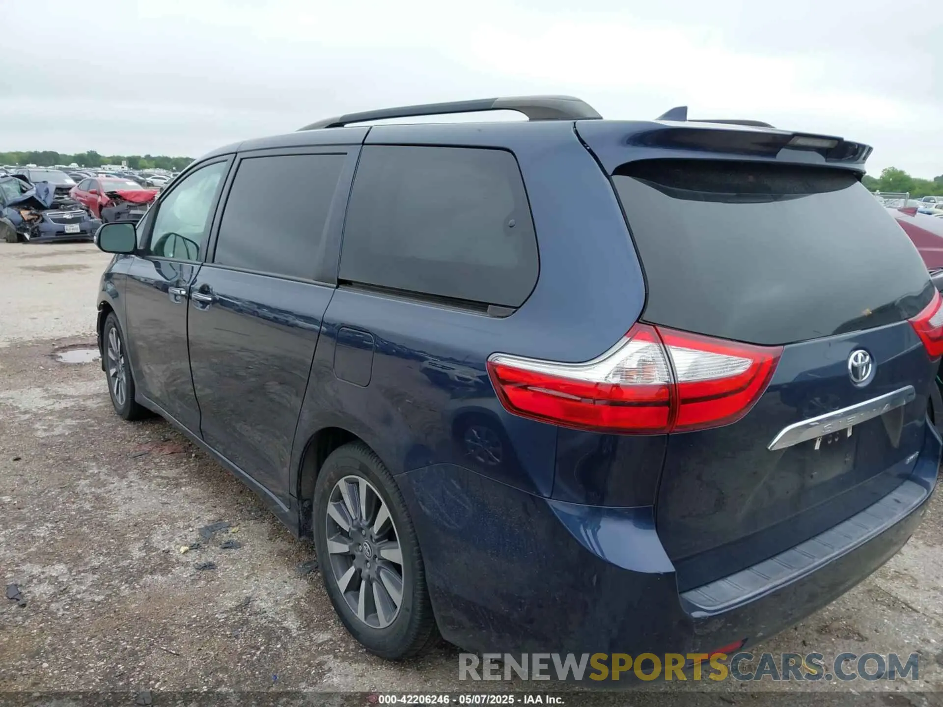 3 Photograph of a damaged car 5TDYZ3DC5KS003944 TOYOTA SIENNA 2019