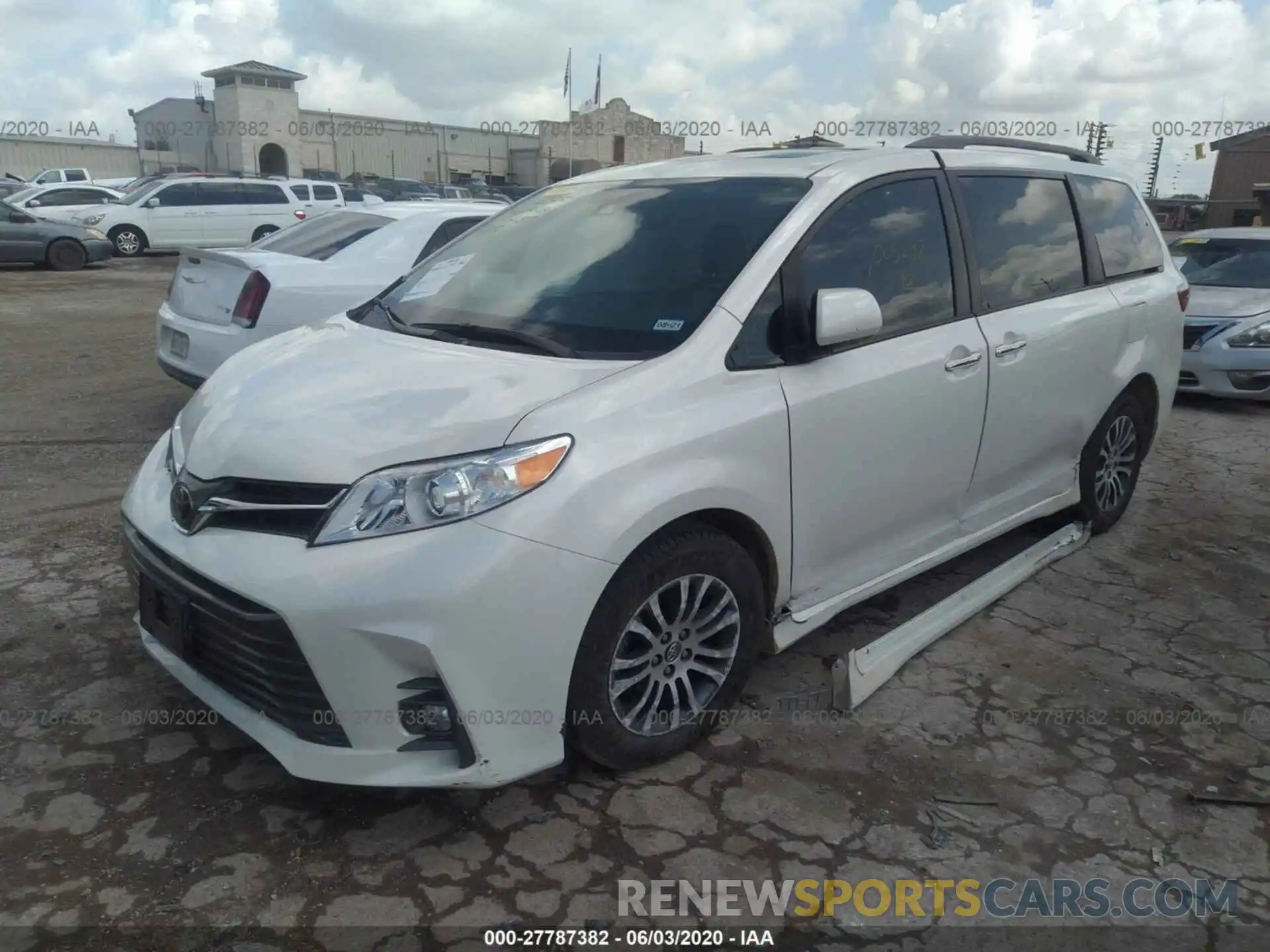 2 Photograph of a damaged car 5TDYZ3DC5KS005287 TOYOTA SIENNA 2019