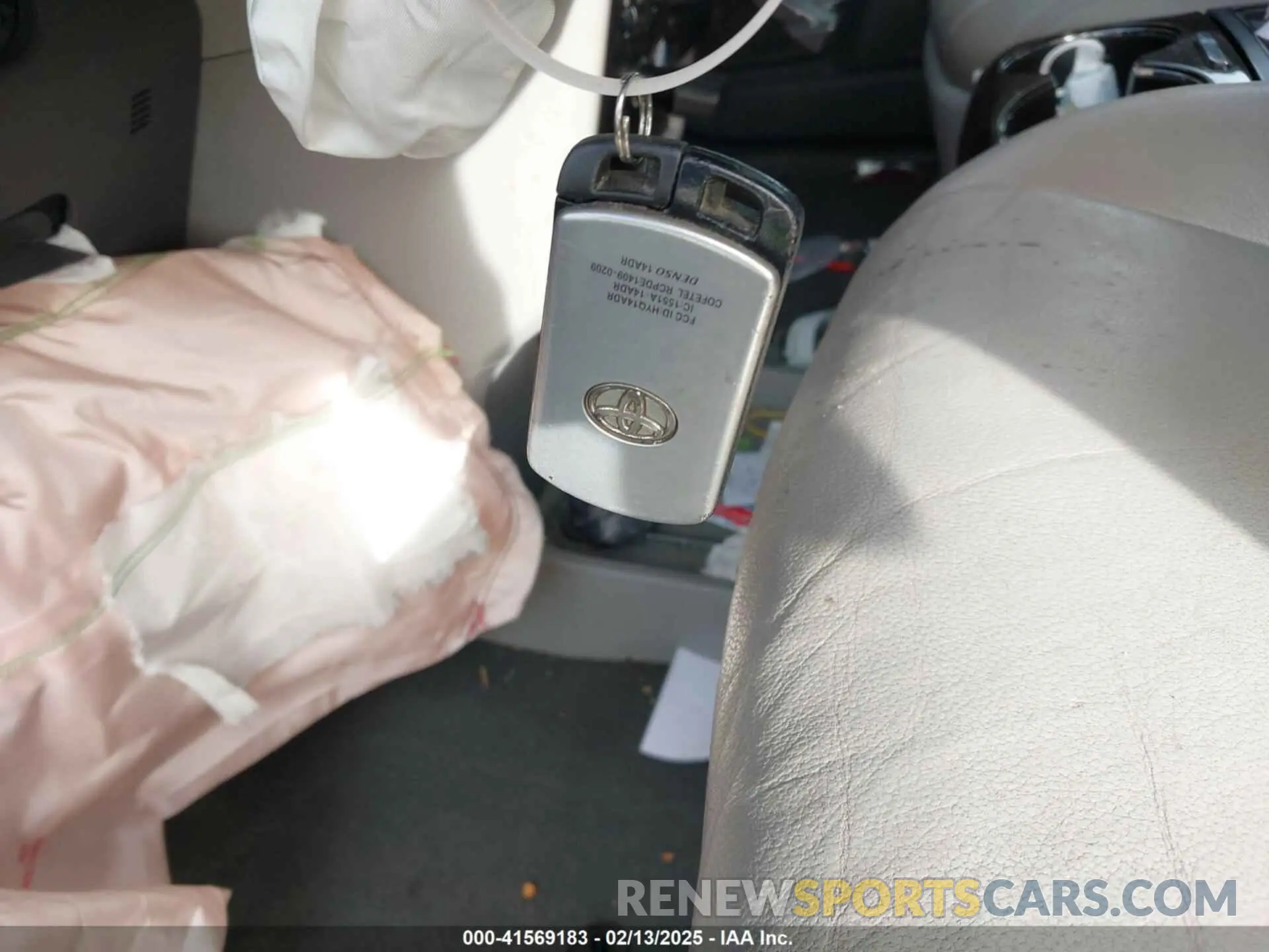 11 Photograph of a damaged car 5TDYZ3DC5KS011283 TOYOTA SIENNA 2019