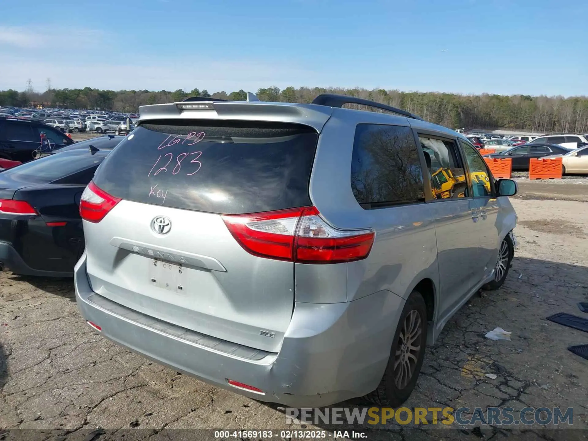 4 Photograph of a damaged car 5TDYZ3DC5KS011283 TOYOTA SIENNA 2019