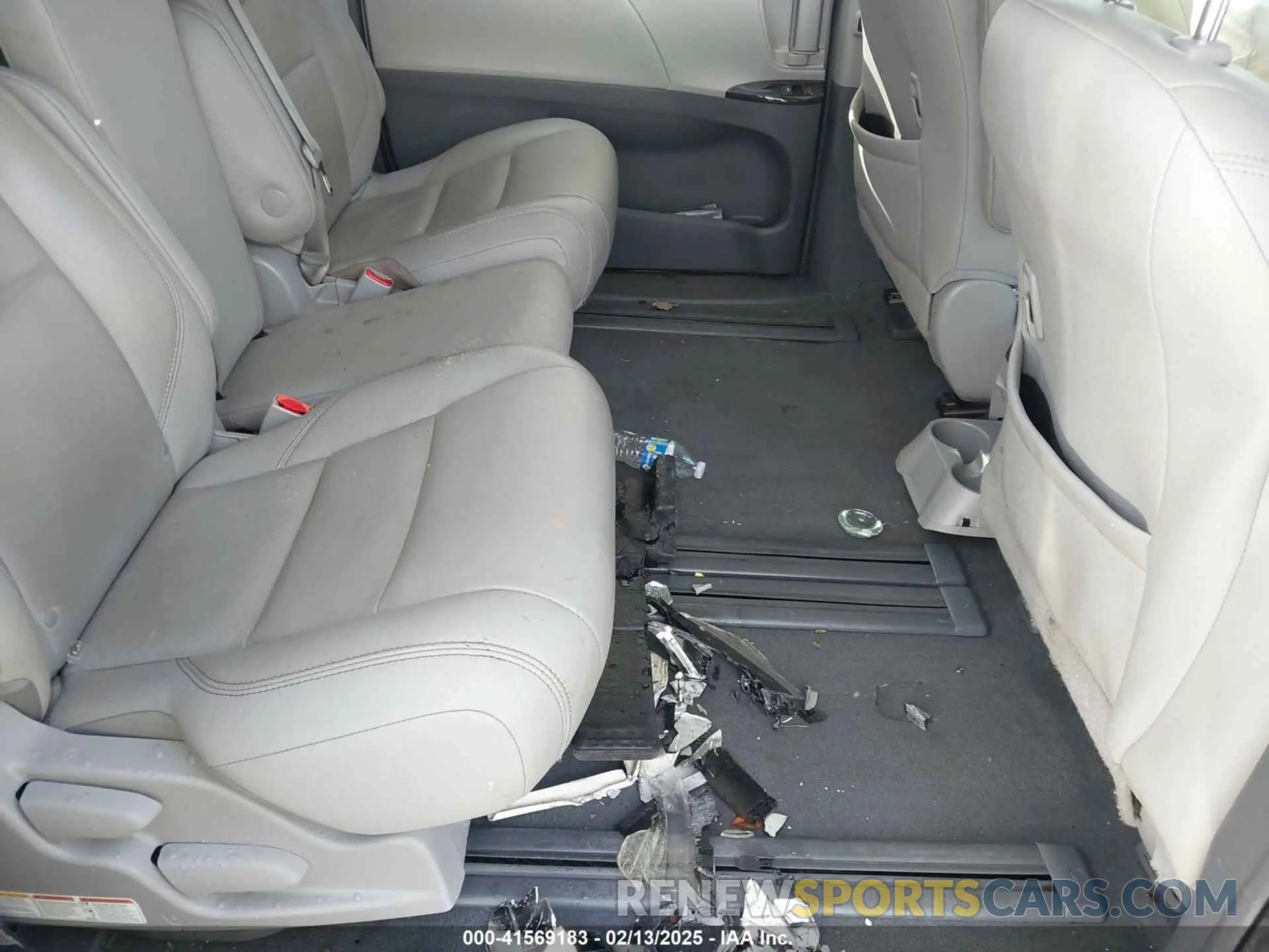 8 Photograph of a damaged car 5TDYZ3DC5KS011283 TOYOTA SIENNA 2019