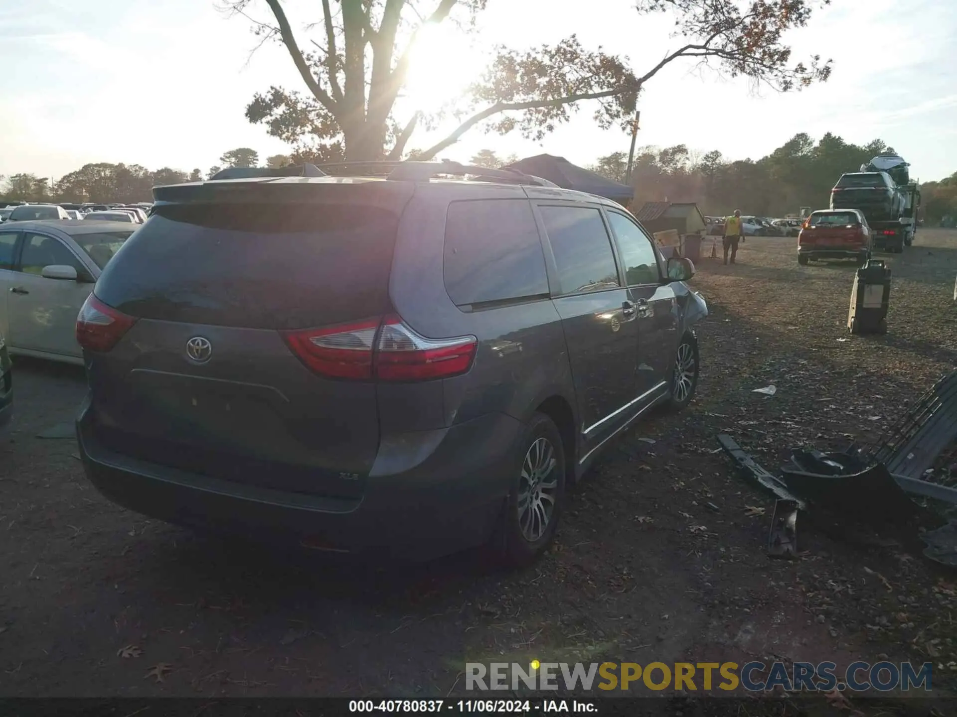 4 Photograph of a damaged car 5TDYZ3DC5KS014927 TOYOTA SIENNA 2019