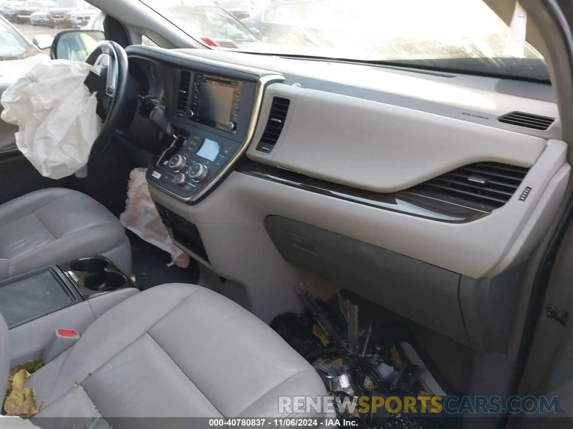 5 Photograph of a damaged car 5TDYZ3DC5KS014927 TOYOTA SIENNA 2019