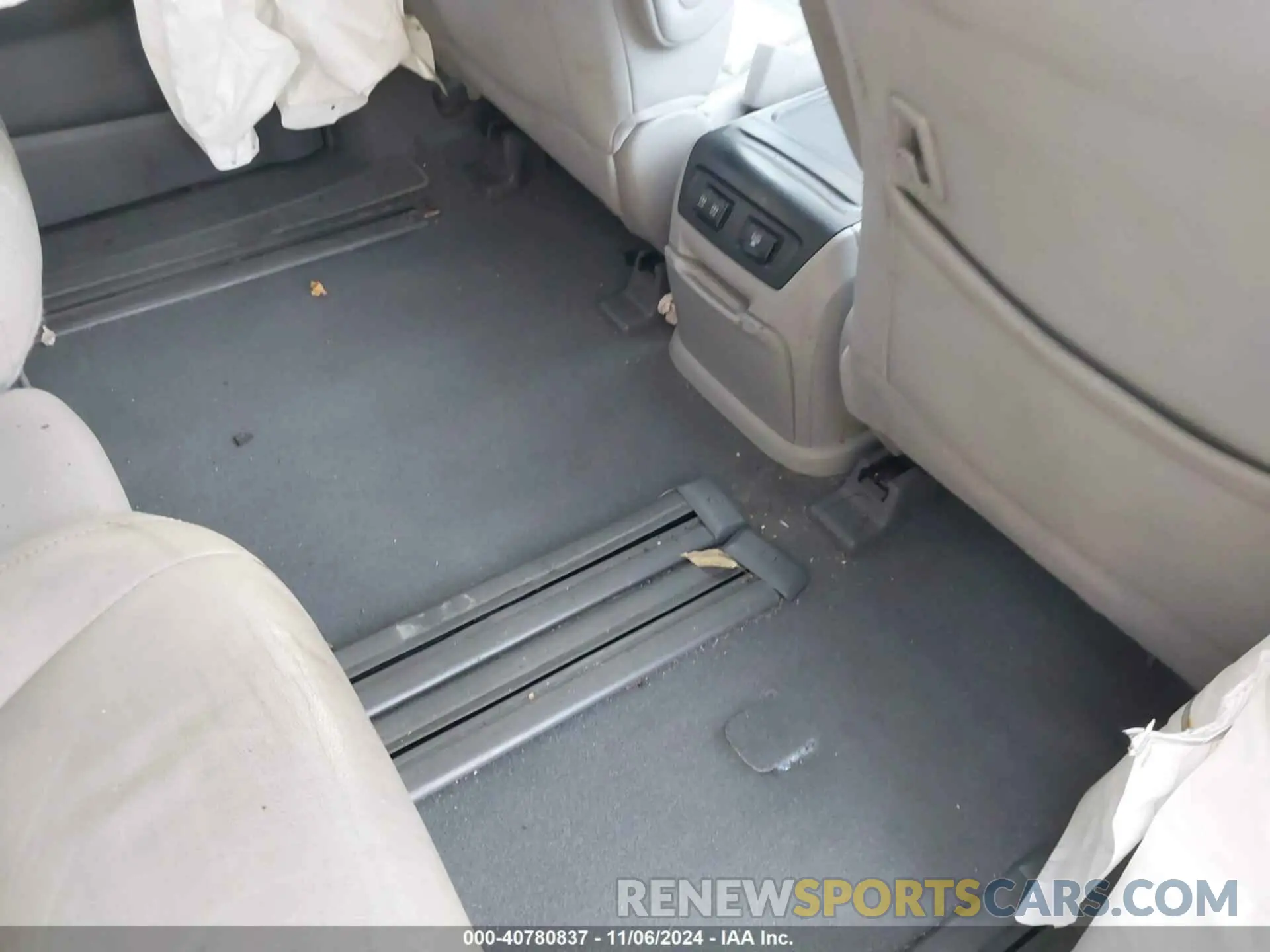8 Photograph of a damaged car 5TDYZ3DC5KS014927 TOYOTA SIENNA 2019