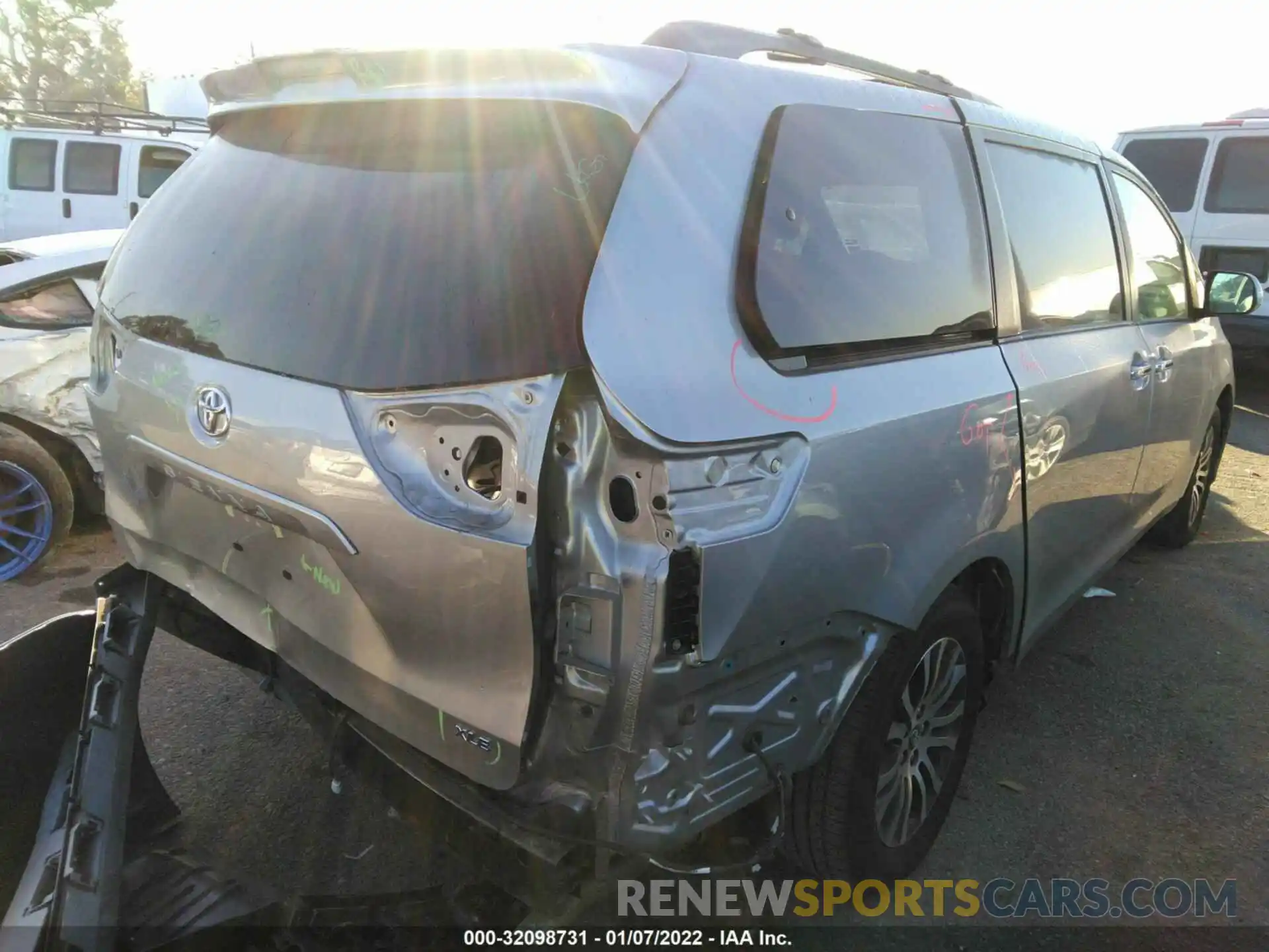 4 Photograph of a damaged car 5TDYZ3DC5KS018430 TOYOTA SIENNA 2019