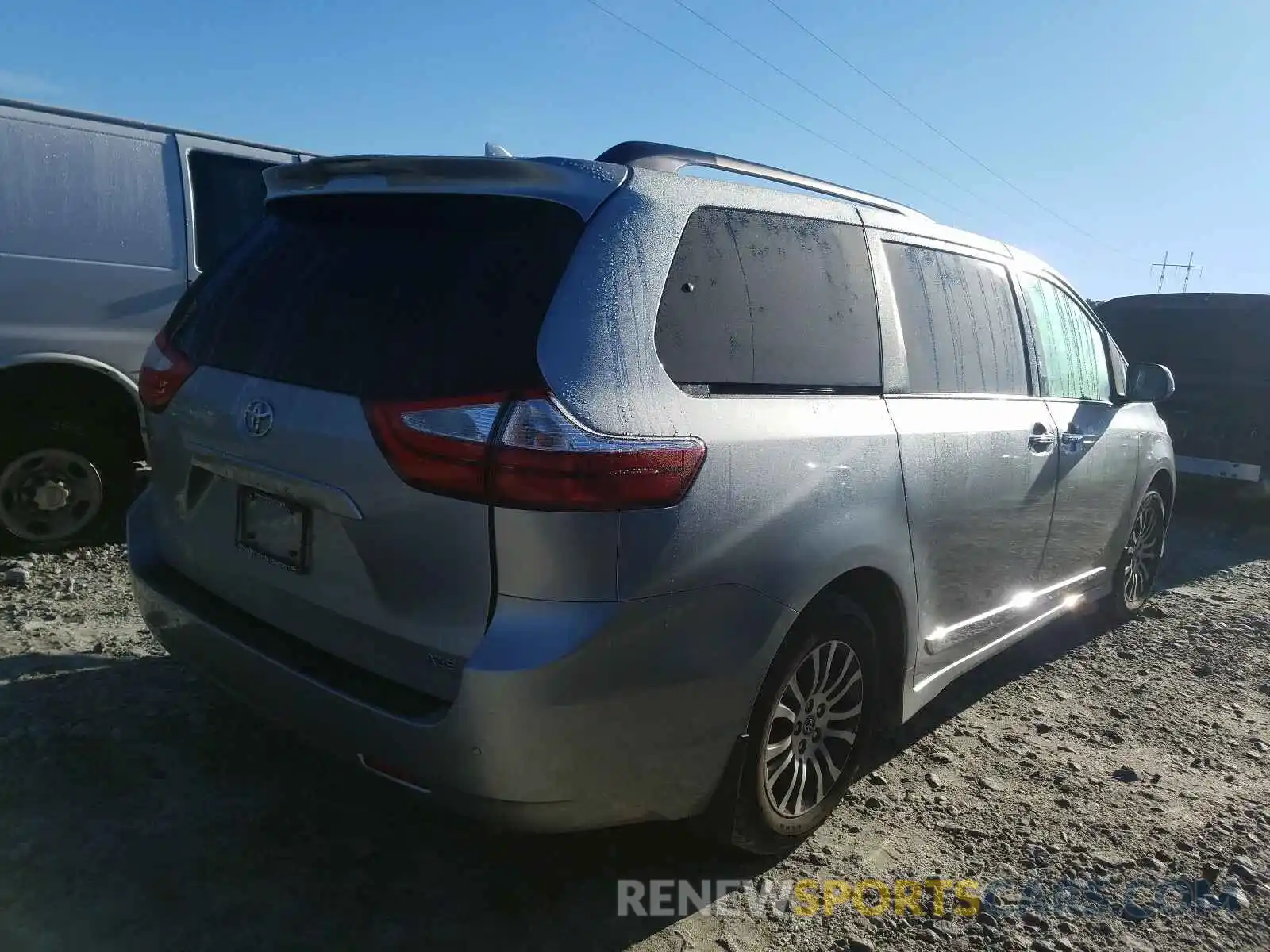 4 Photograph of a damaged car 5TDYZ3DC5KS020209 TOYOTA SIENNA 2019