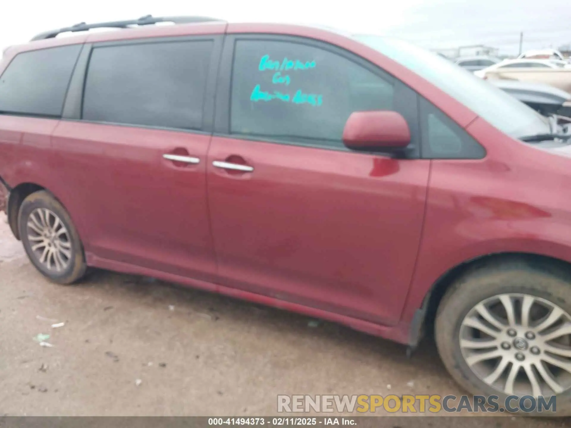 13 Photograph of a damaged car 5TDYZ3DC5KS971445 TOYOTA SIENNA 2019