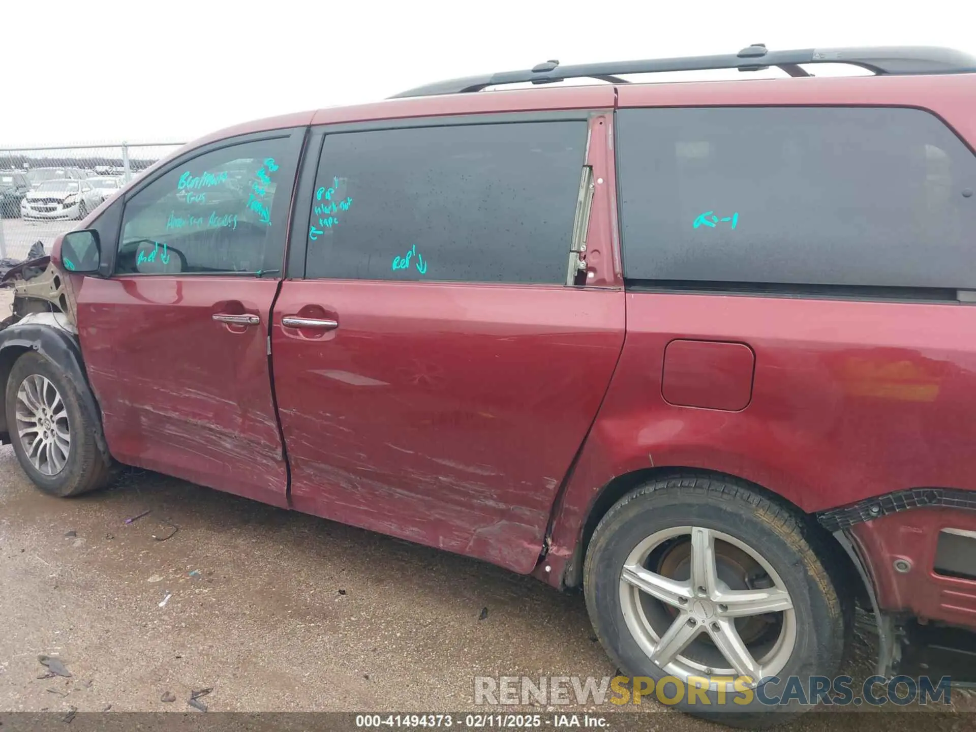 14 Photograph of a damaged car 5TDYZ3DC5KS971445 TOYOTA SIENNA 2019
