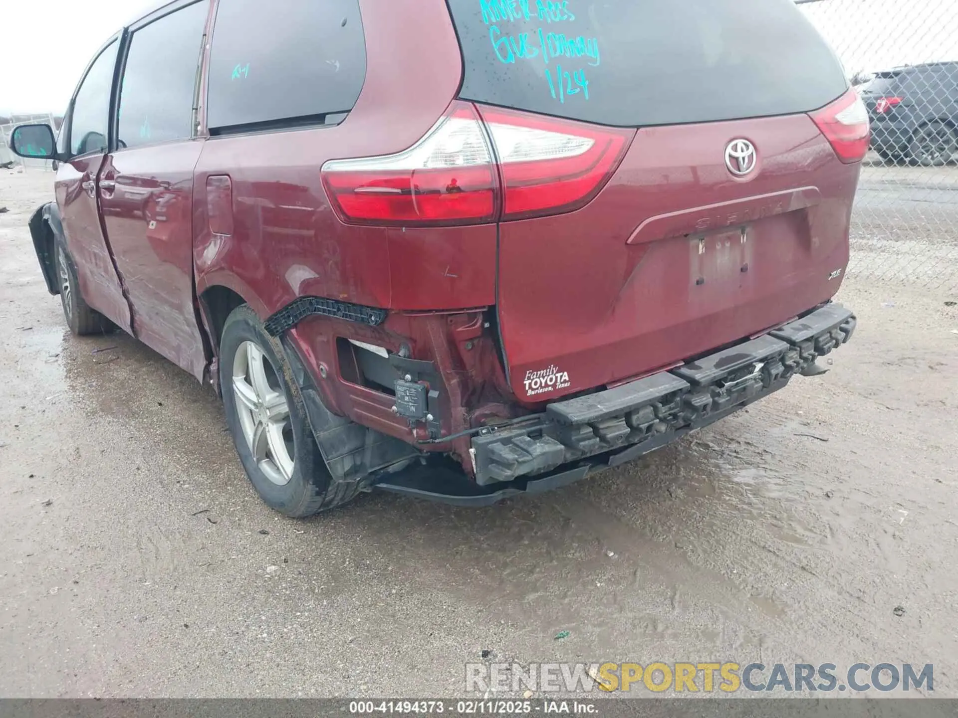 17 Photograph of a damaged car 5TDYZ3DC5KS971445 TOYOTA SIENNA 2019