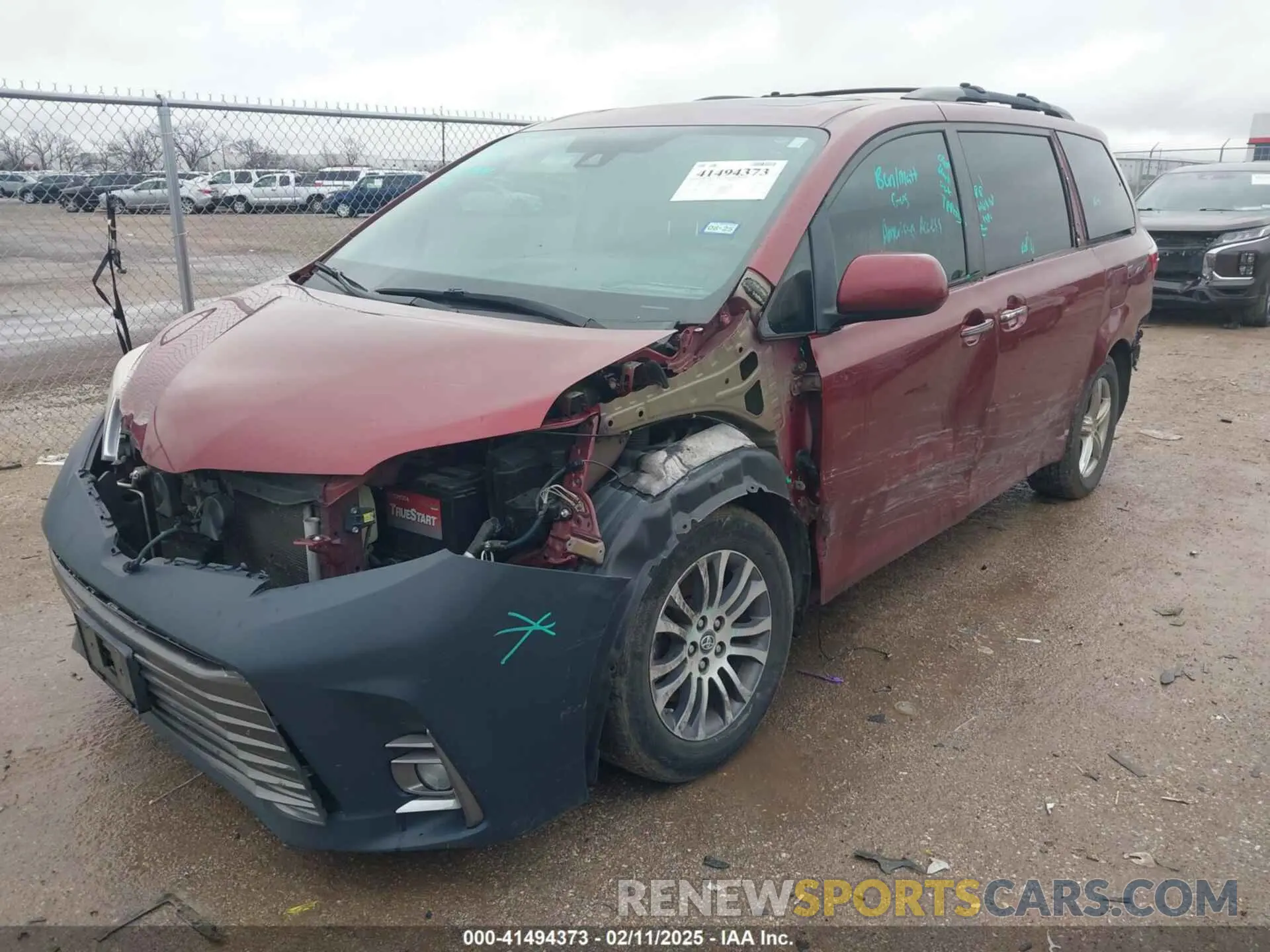 2 Photograph of a damaged car 5TDYZ3DC5KS971445 TOYOTA SIENNA 2019