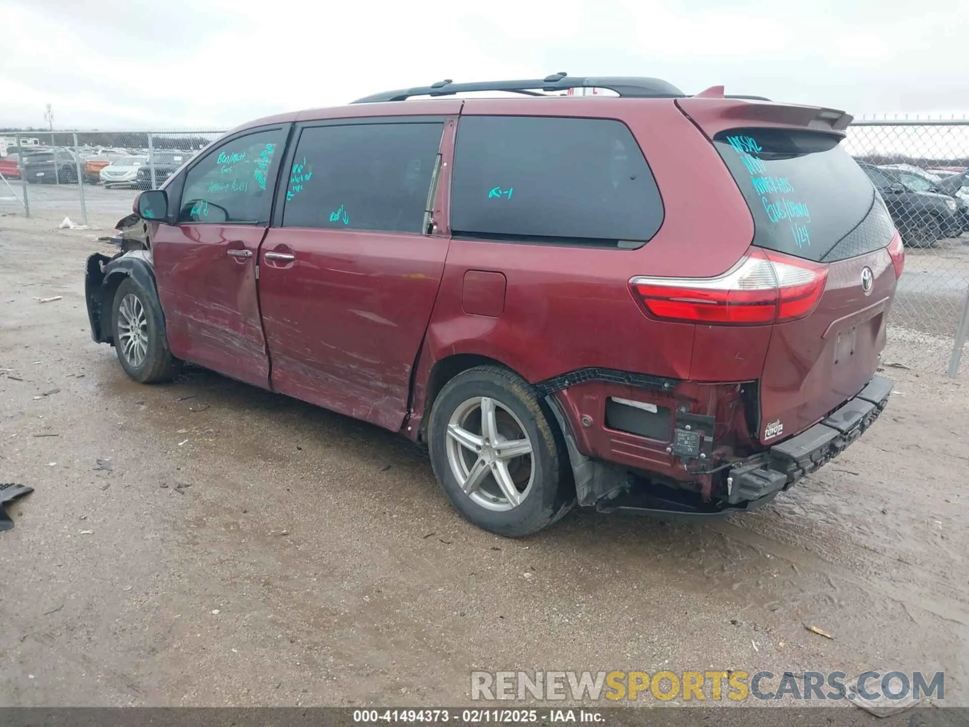 3 Photograph of a damaged car 5TDYZ3DC5KS971445 TOYOTA SIENNA 2019
