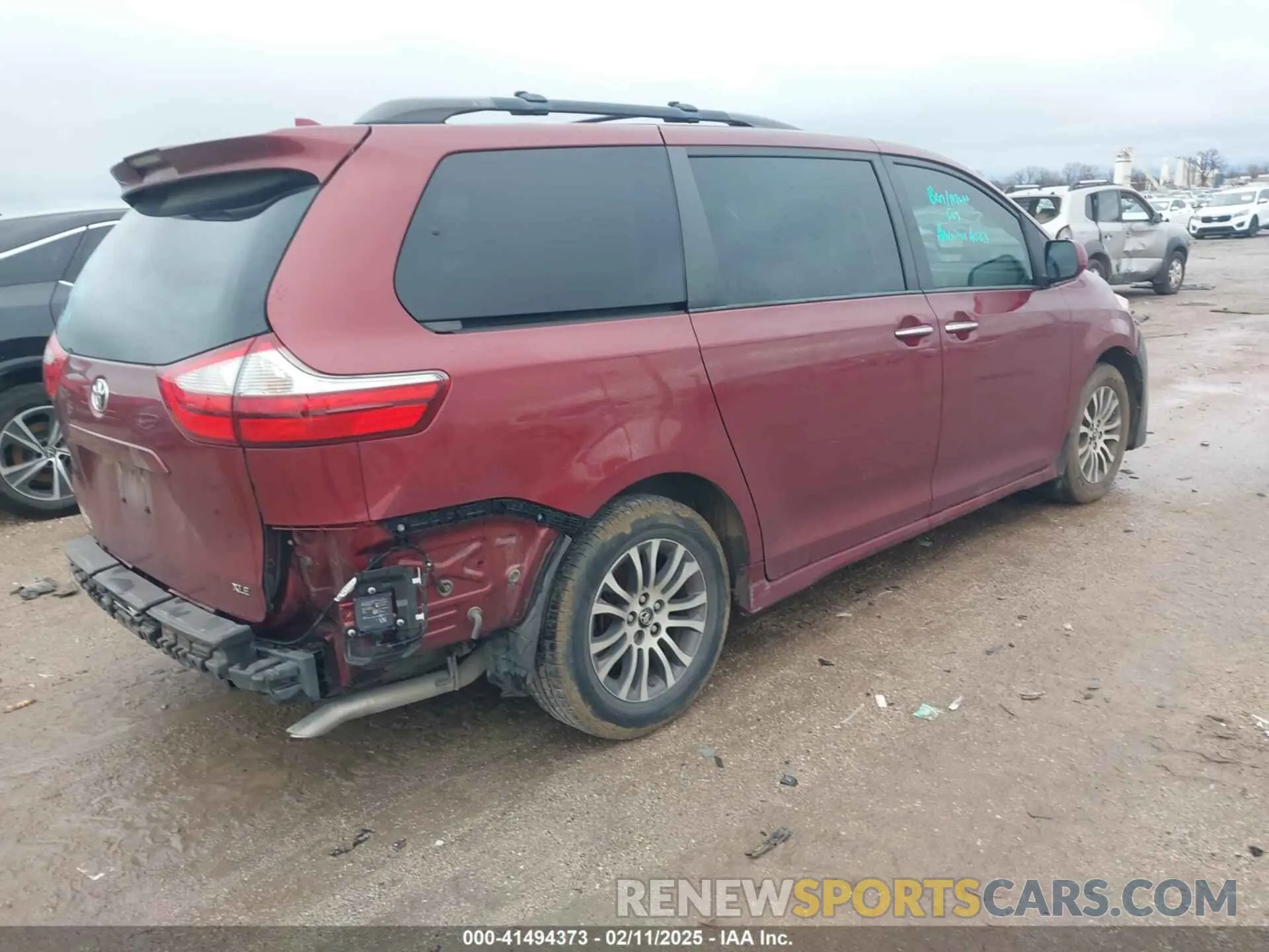 4 Photograph of a damaged car 5TDYZ3DC5KS971445 TOYOTA SIENNA 2019