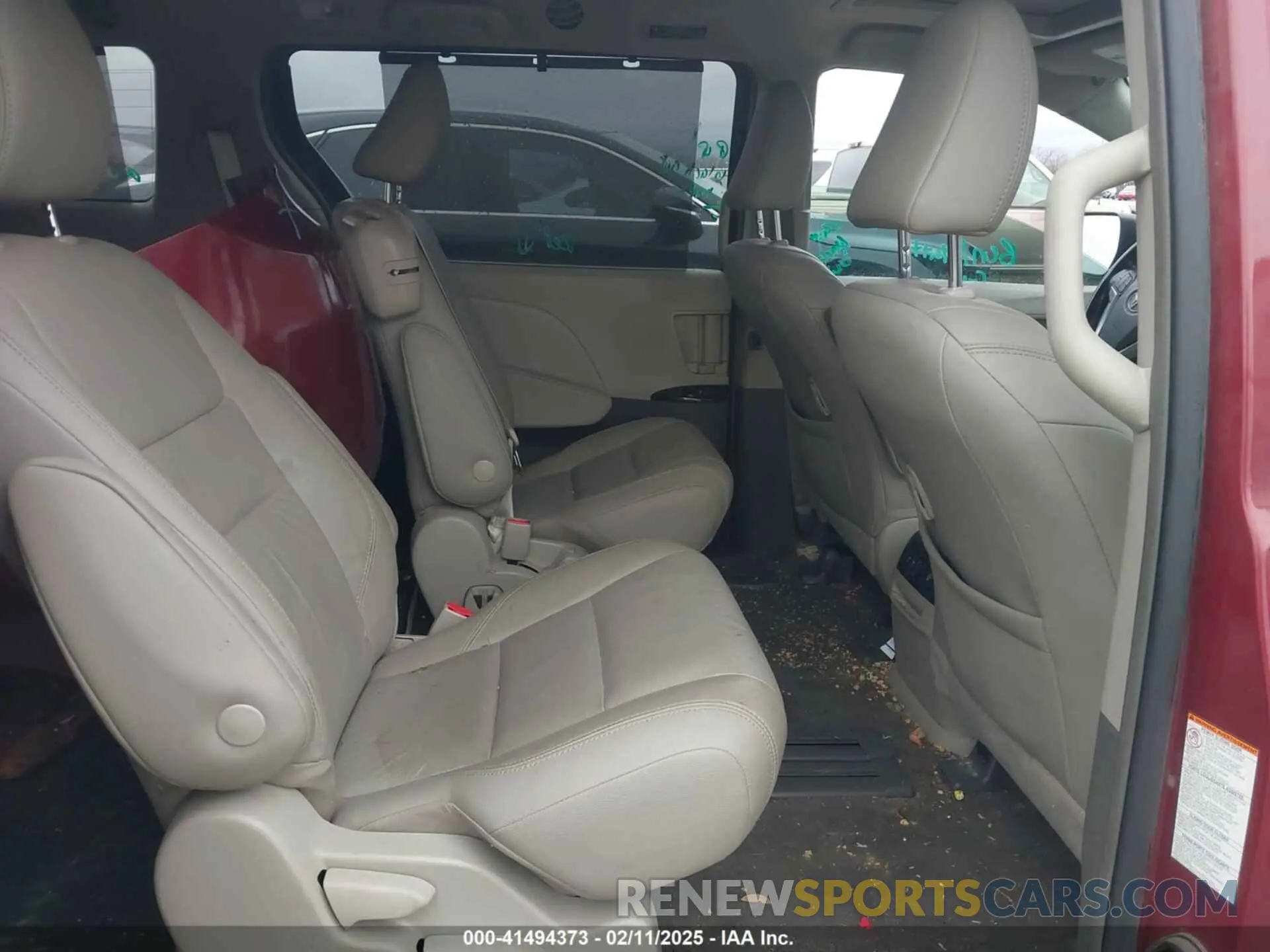 8 Photograph of a damaged car 5TDYZ3DC5KS971445 TOYOTA SIENNA 2019