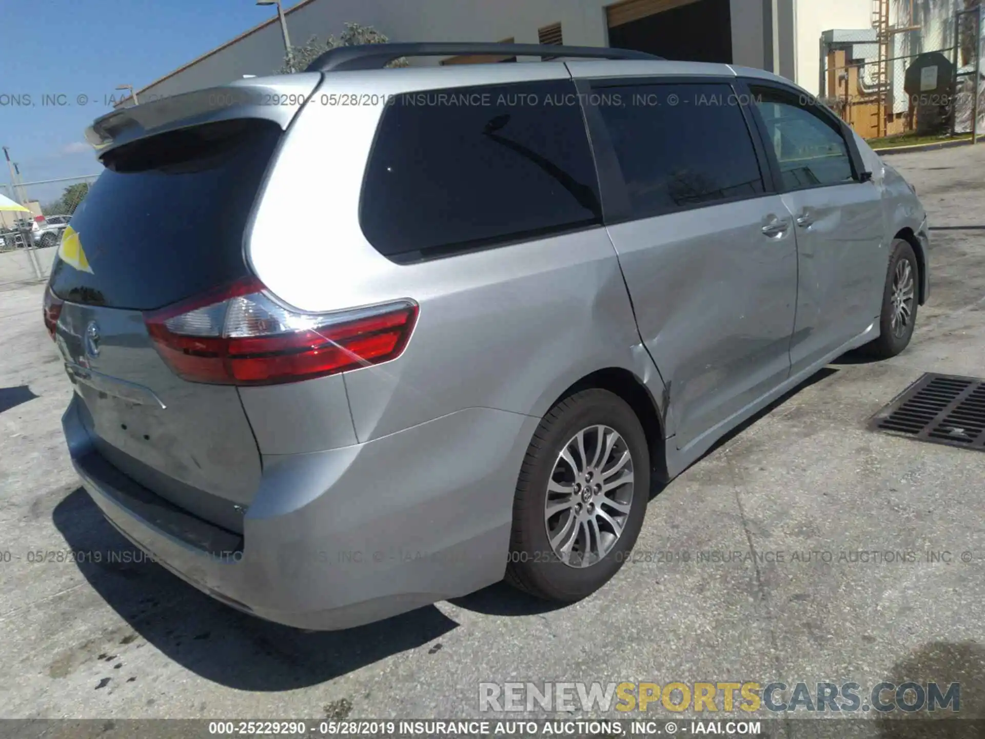 4 Photograph of a damaged car 5TDYZ3DC5KS993655 TOYOTA SIENNA 2019