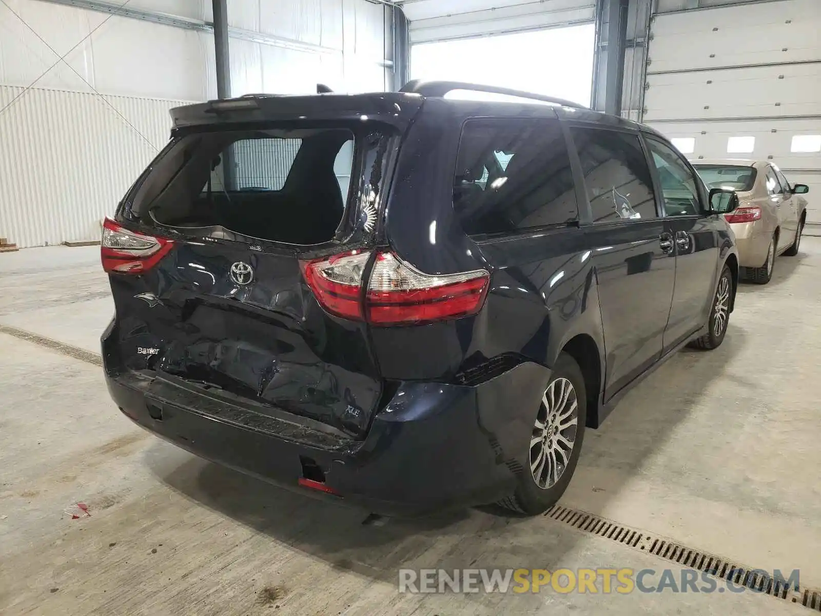 4 Photograph of a damaged car 5TDYZ3DC6KS006349 TOYOTA SIENNA 2019