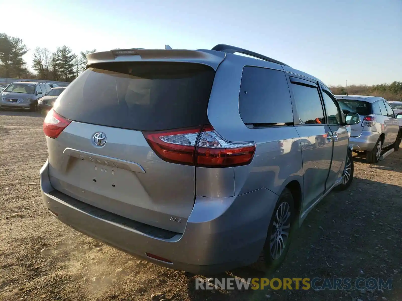 4 Photograph of a damaged car 5TDYZ3DC6KS013320 TOYOTA SIENNA 2019