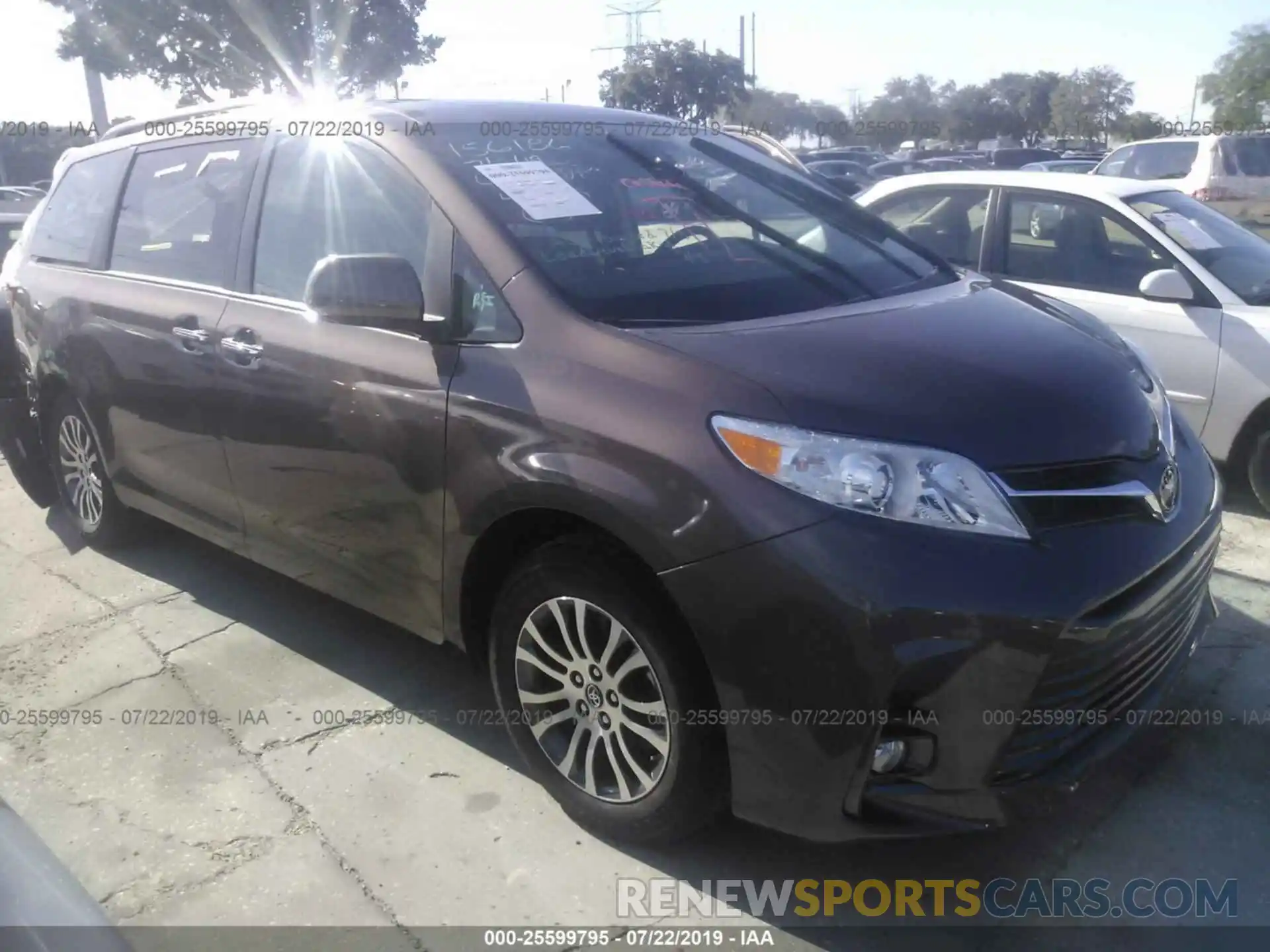 1 Photograph of a damaged car 5TDYZ3DC6KS974077 TOYOTA SIENNA 2019