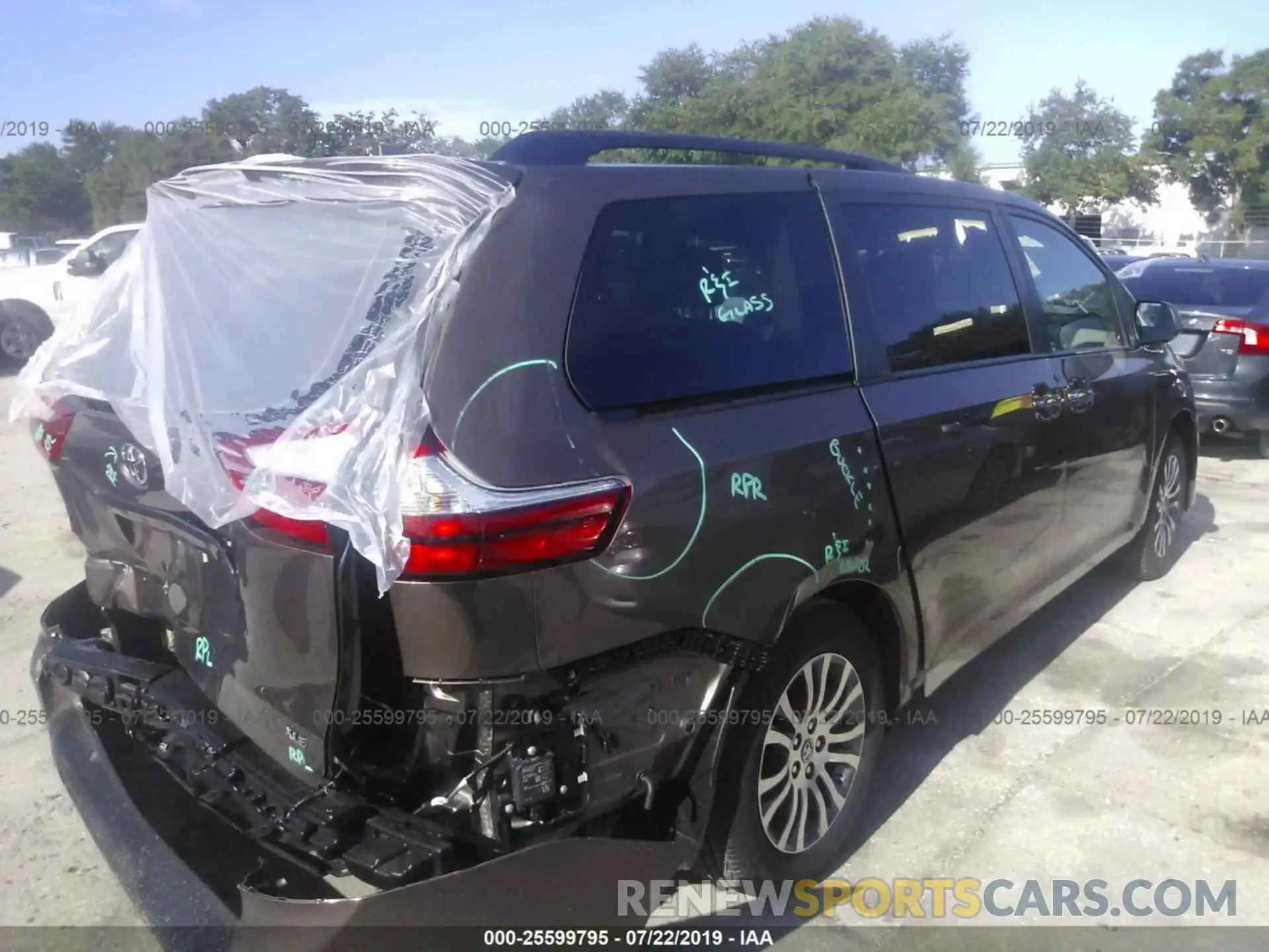 4 Photograph of a damaged car 5TDYZ3DC6KS974077 TOYOTA SIENNA 2019