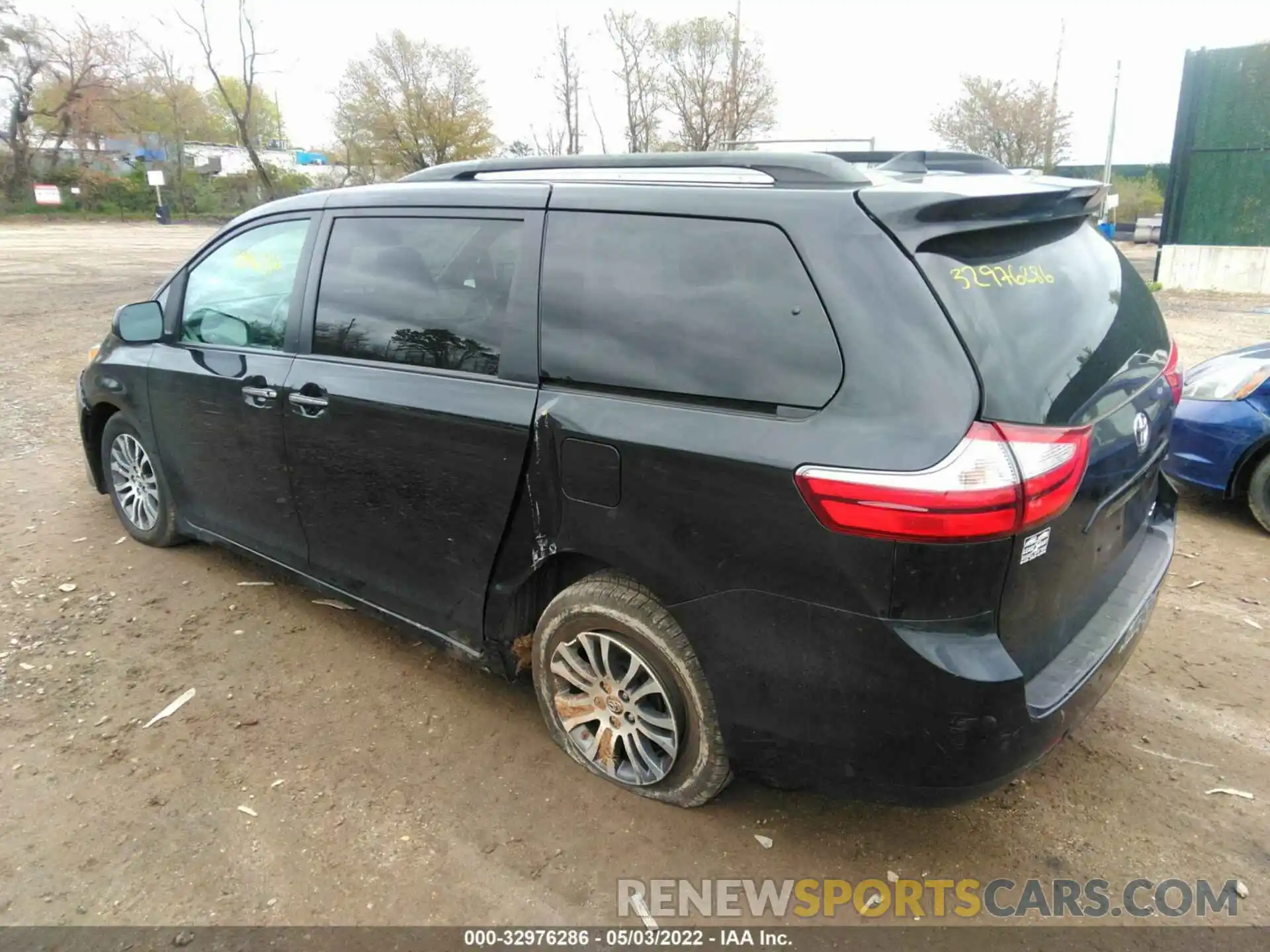 3 Photograph of a damaged car 5TDYZ3DC6KS978100 TOYOTA SIENNA 2019