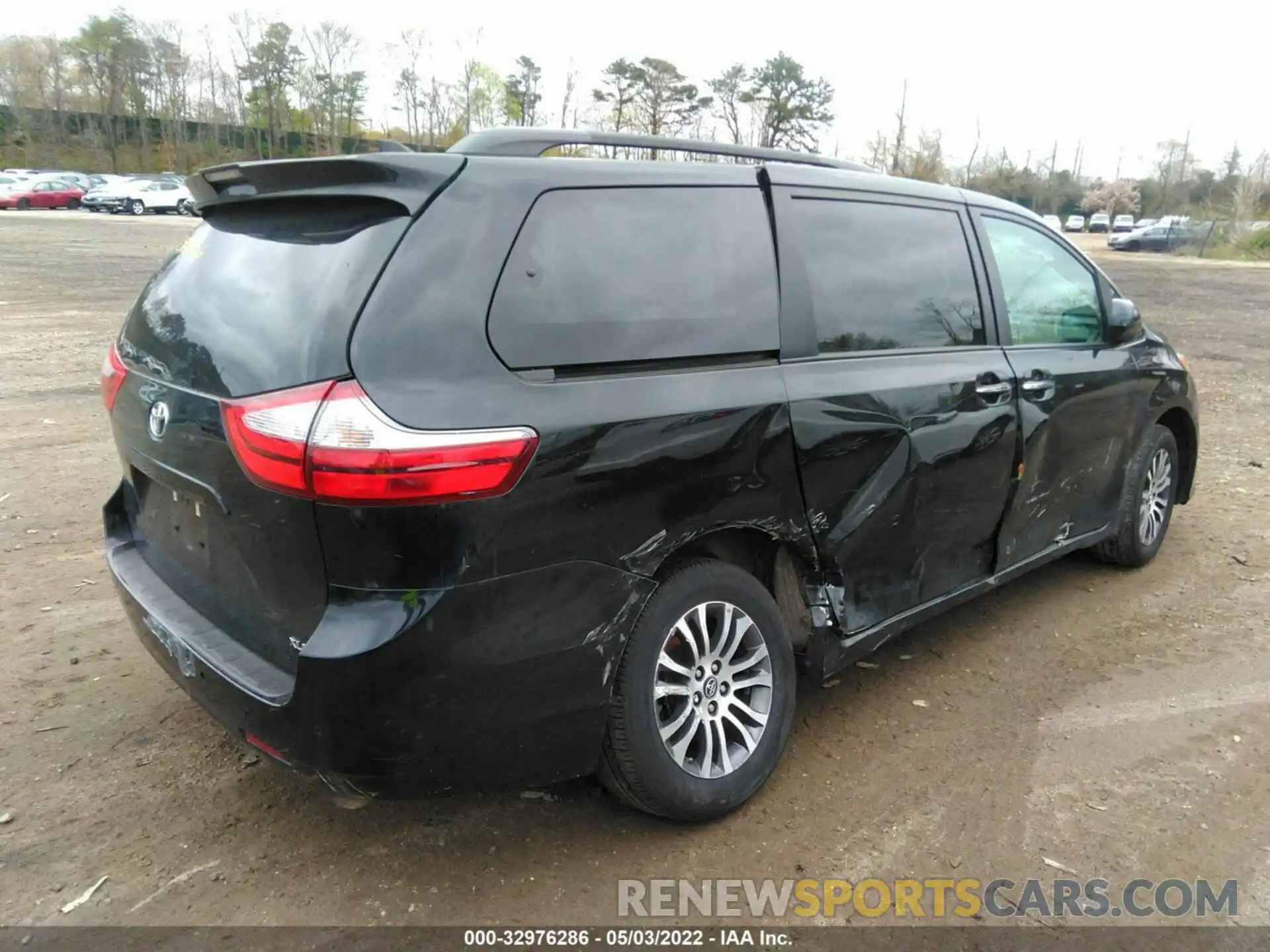 4 Photograph of a damaged car 5TDYZ3DC6KS978100 TOYOTA SIENNA 2019