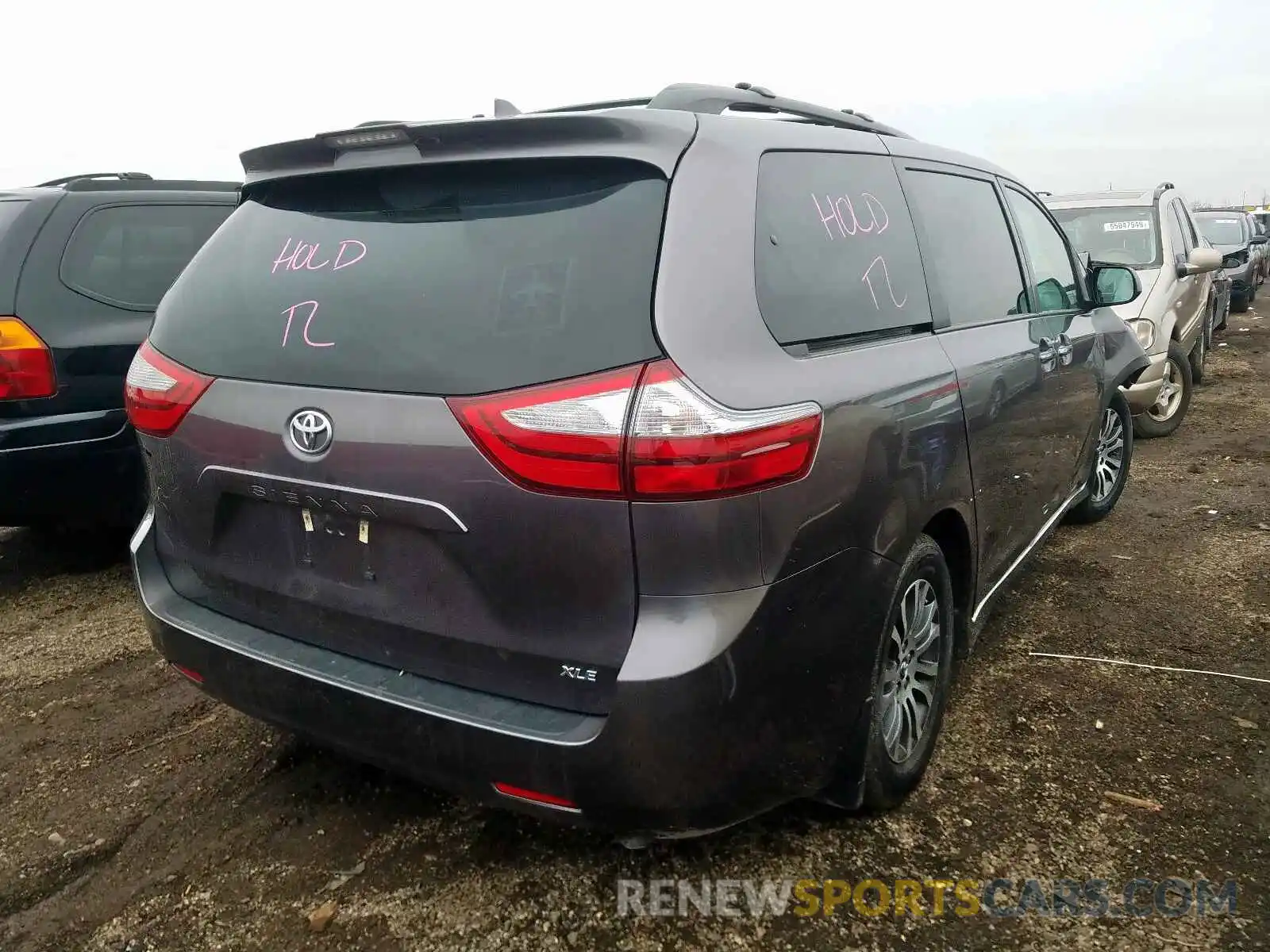 4 Photograph of a damaged car 5TDYZ3DC6KS997326 TOYOTA SIENNA 2019