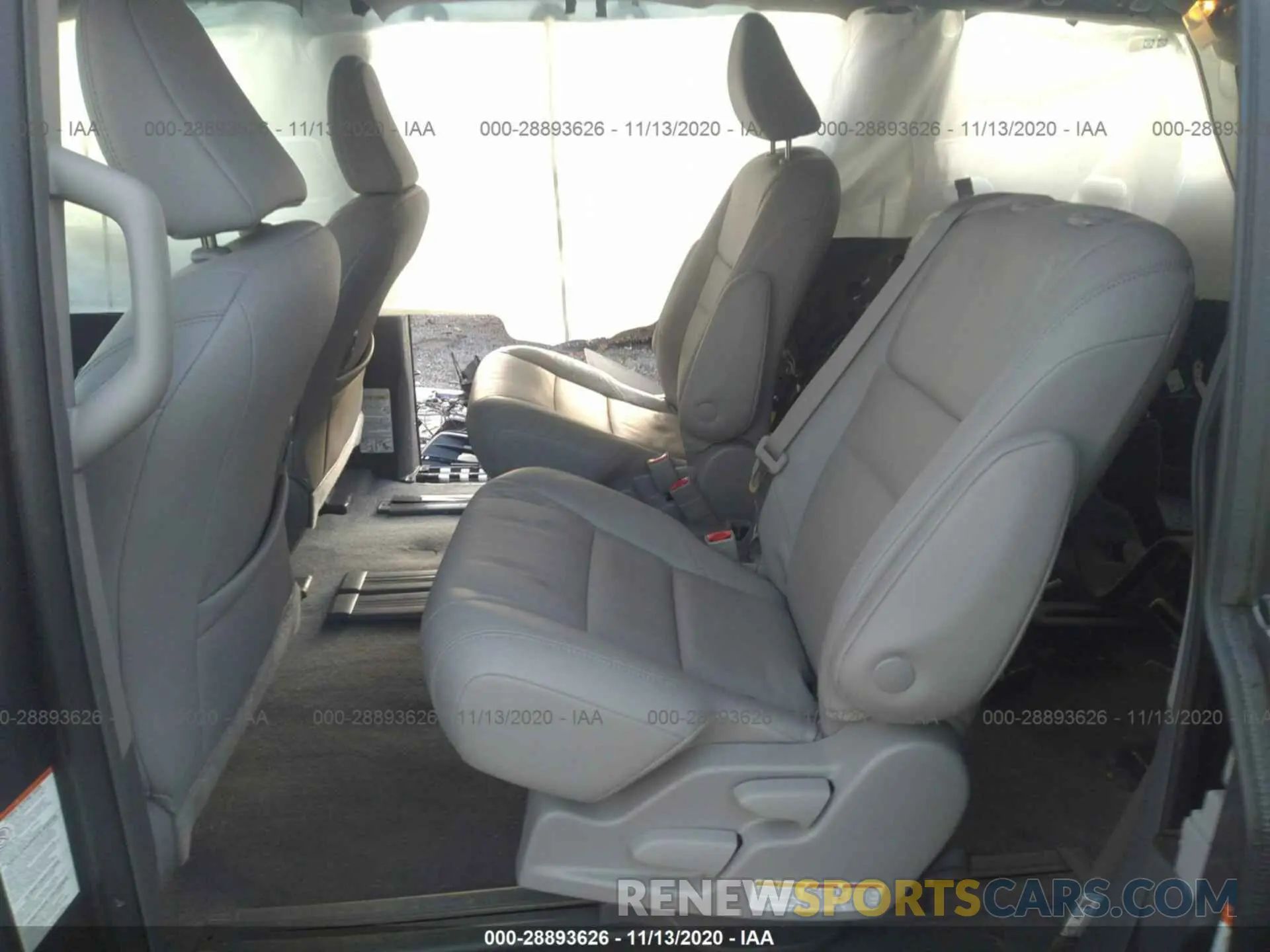 8 Photograph of a damaged car 5TDYZ3DC7KS001600 TOYOTA SIENNA 2019