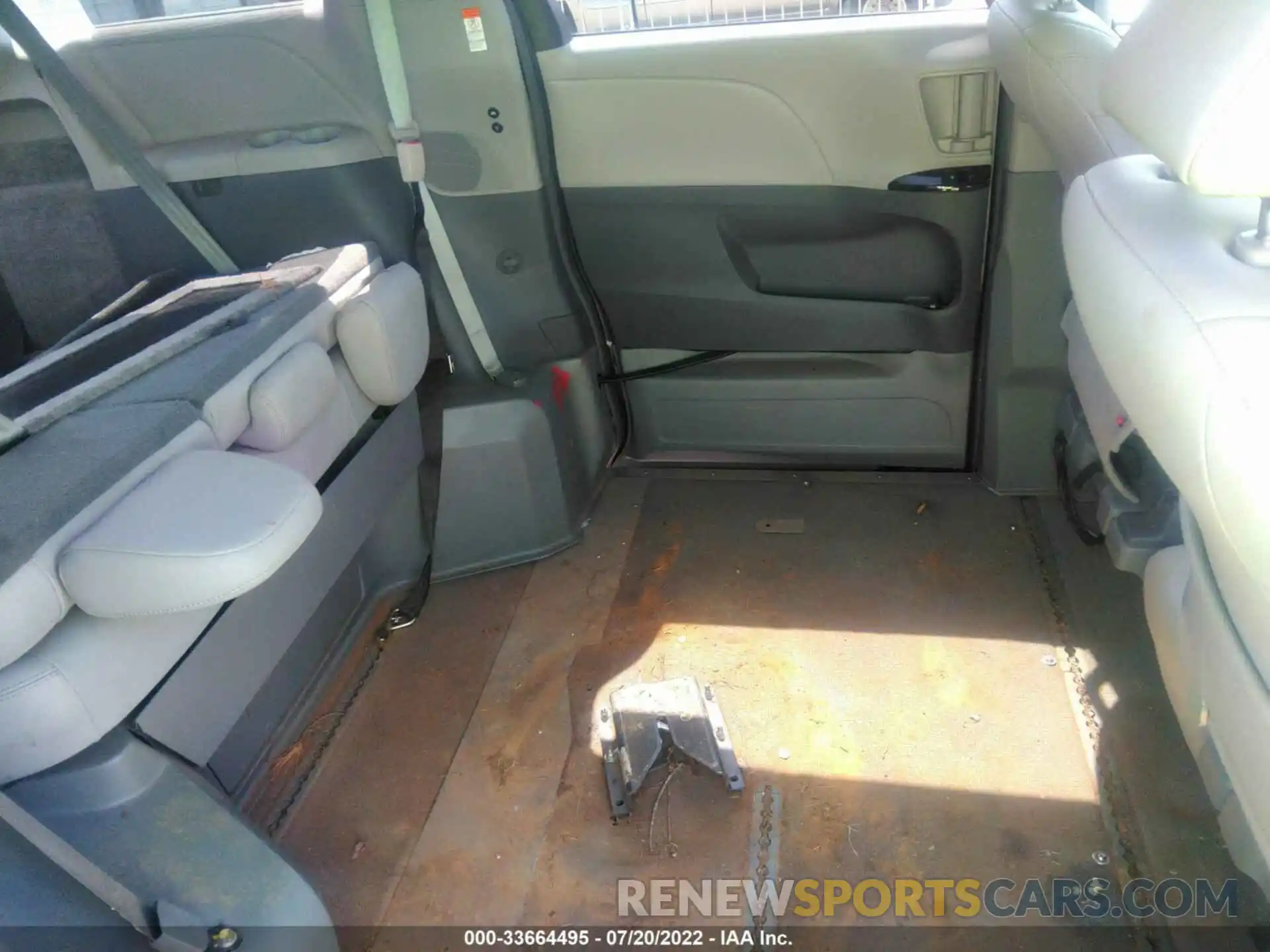 8 Photograph of a damaged car 5TDYZ3DC7KS011589 TOYOTA SIENNA 2019