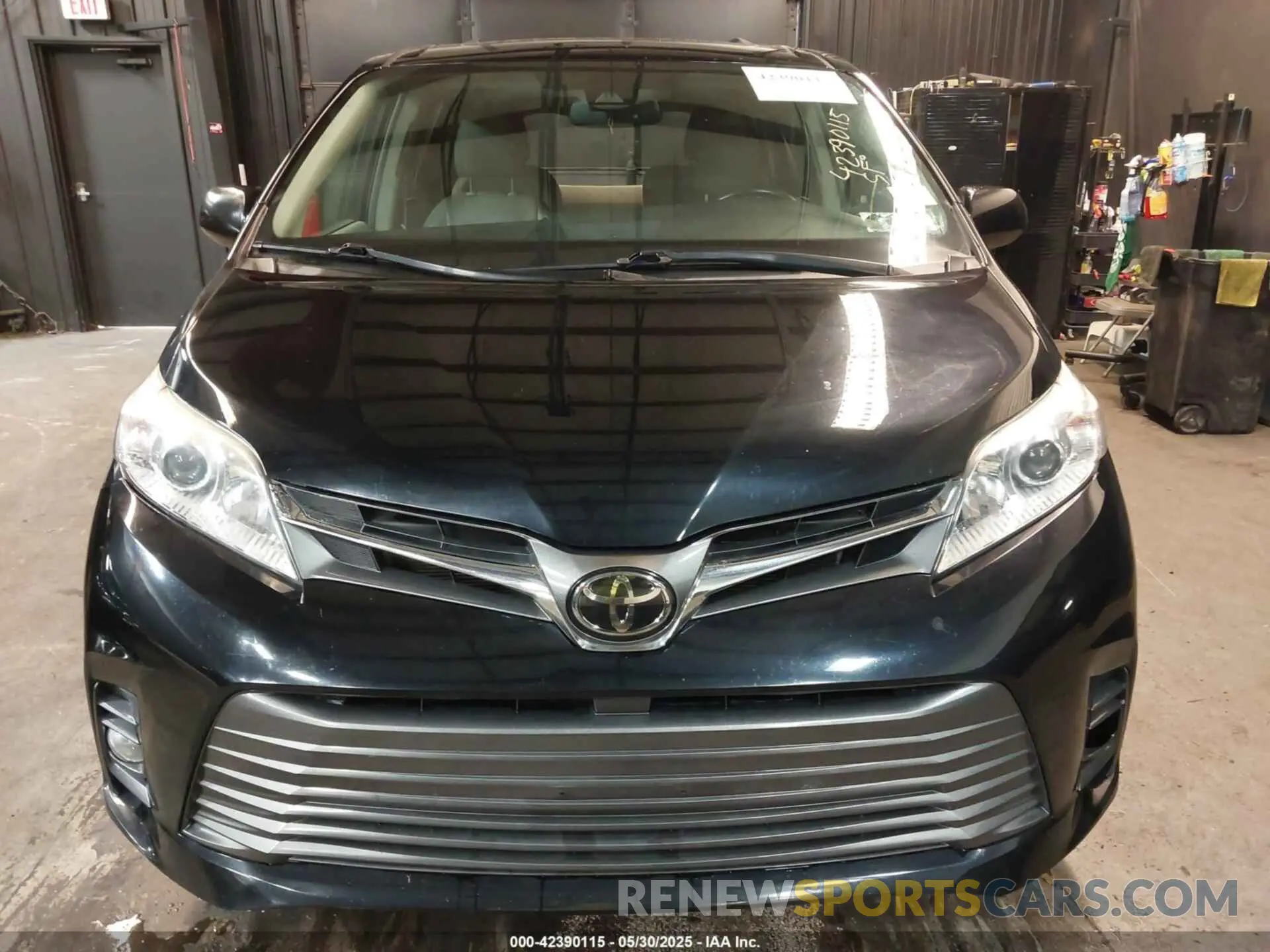 12 Photograph of a damaged car 5TDYZ3DC7KS019479 TOYOTA SIENNA 2019