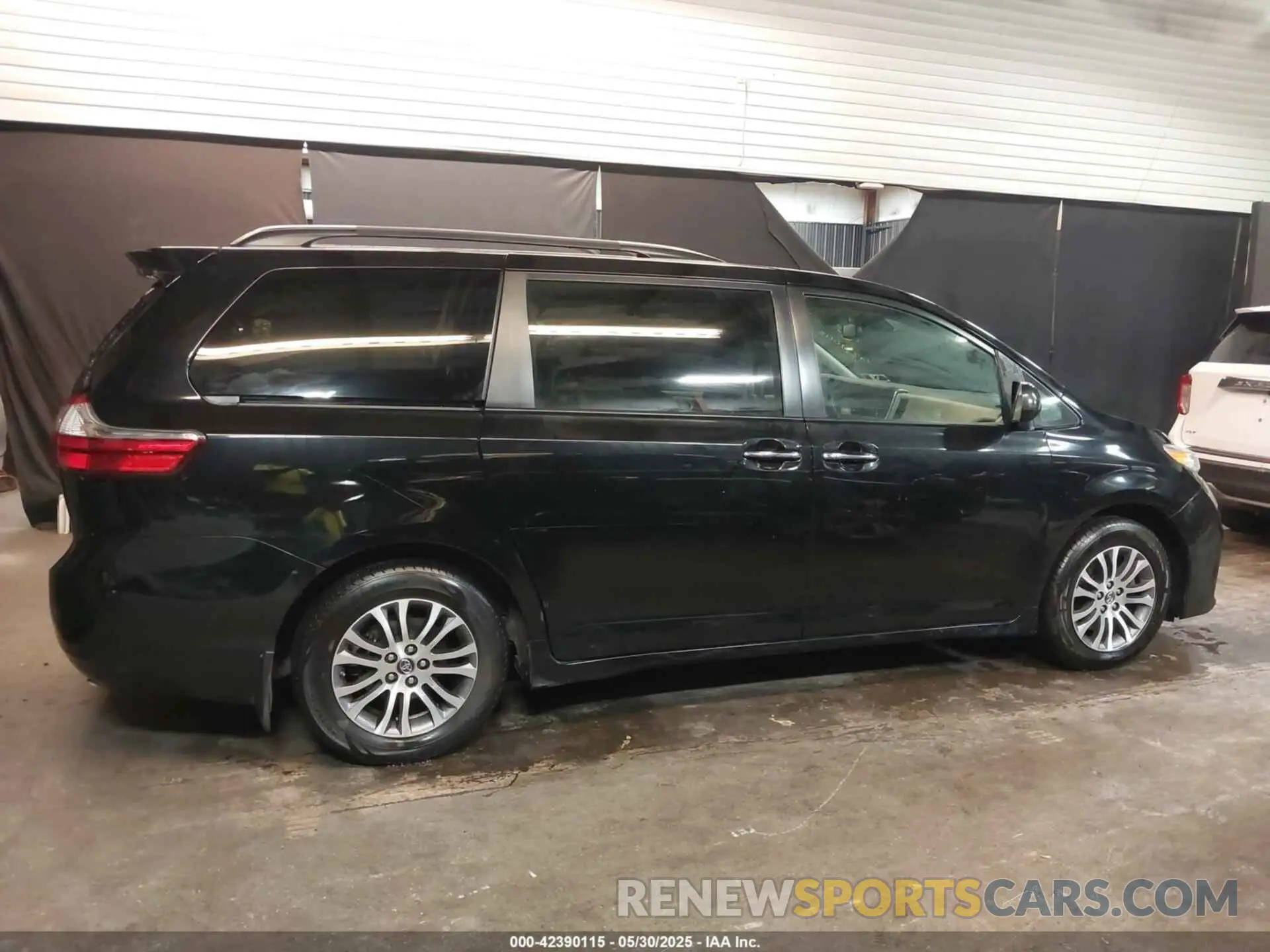 13 Photograph of a damaged car 5TDYZ3DC7KS019479 TOYOTA SIENNA 2019