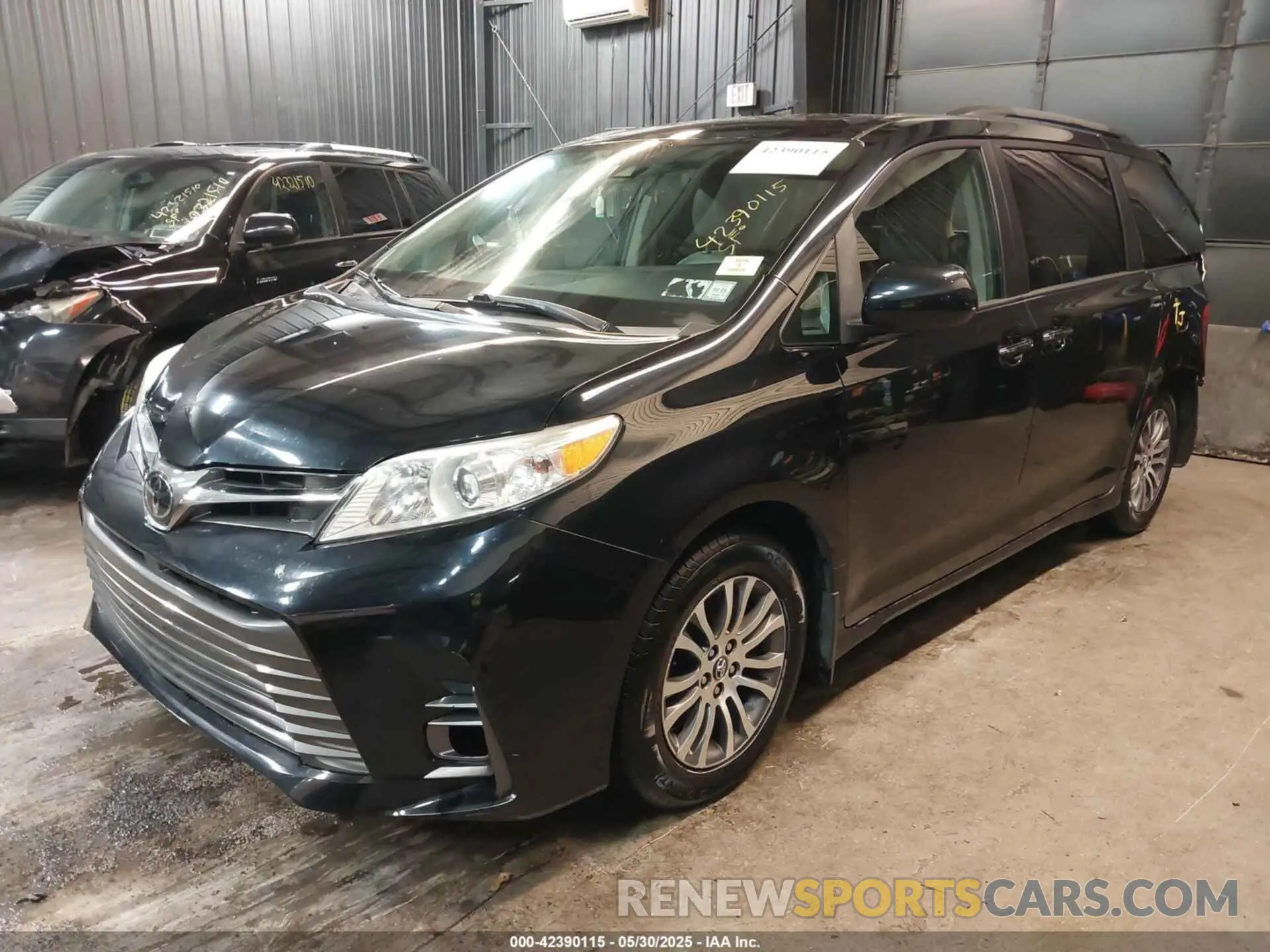 2 Photograph of a damaged car 5TDYZ3DC7KS019479 TOYOTA SIENNA 2019