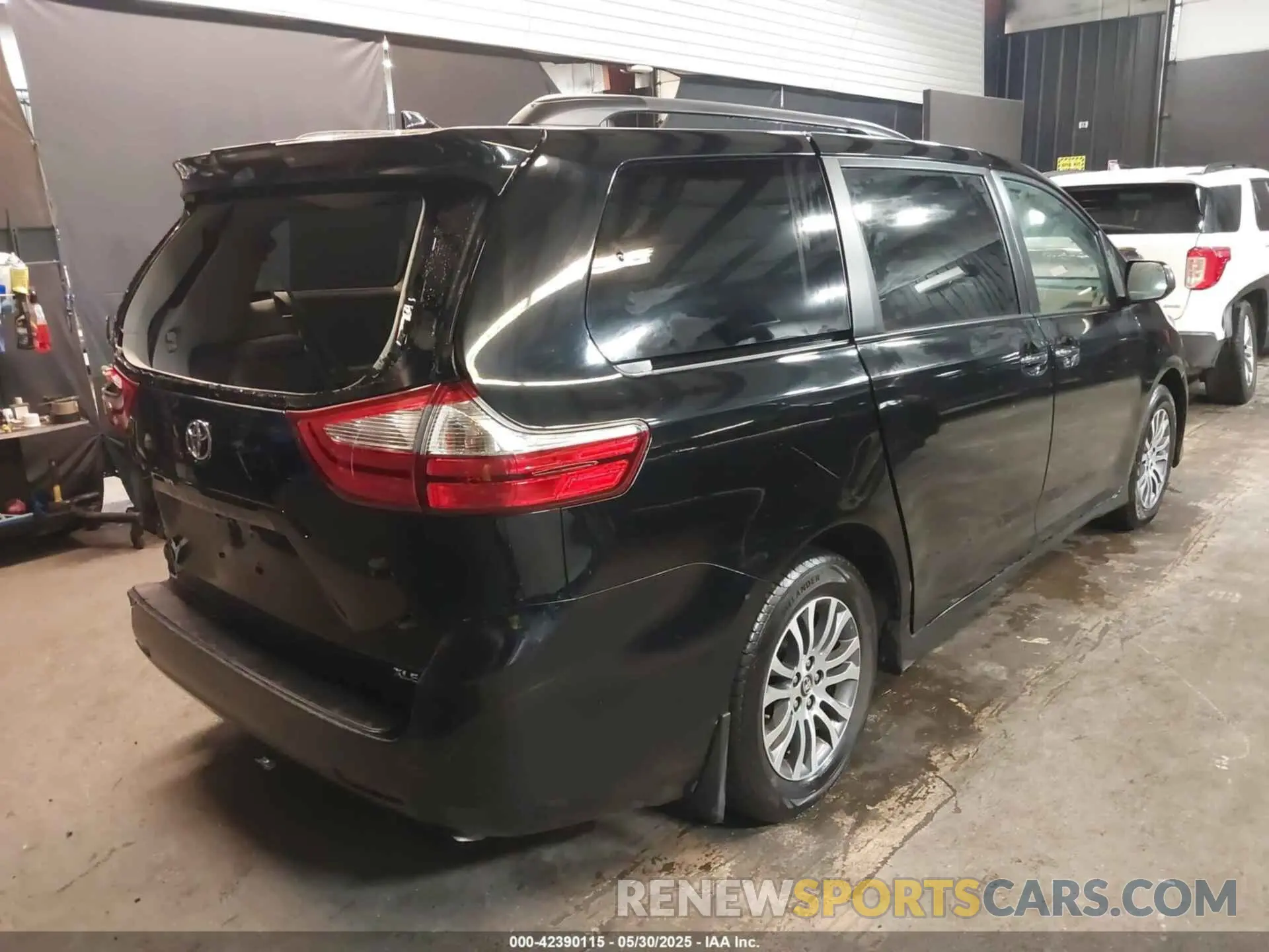 4 Photograph of a damaged car 5TDYZ3DC7KS019479 TOYOTA SIENNA 2019