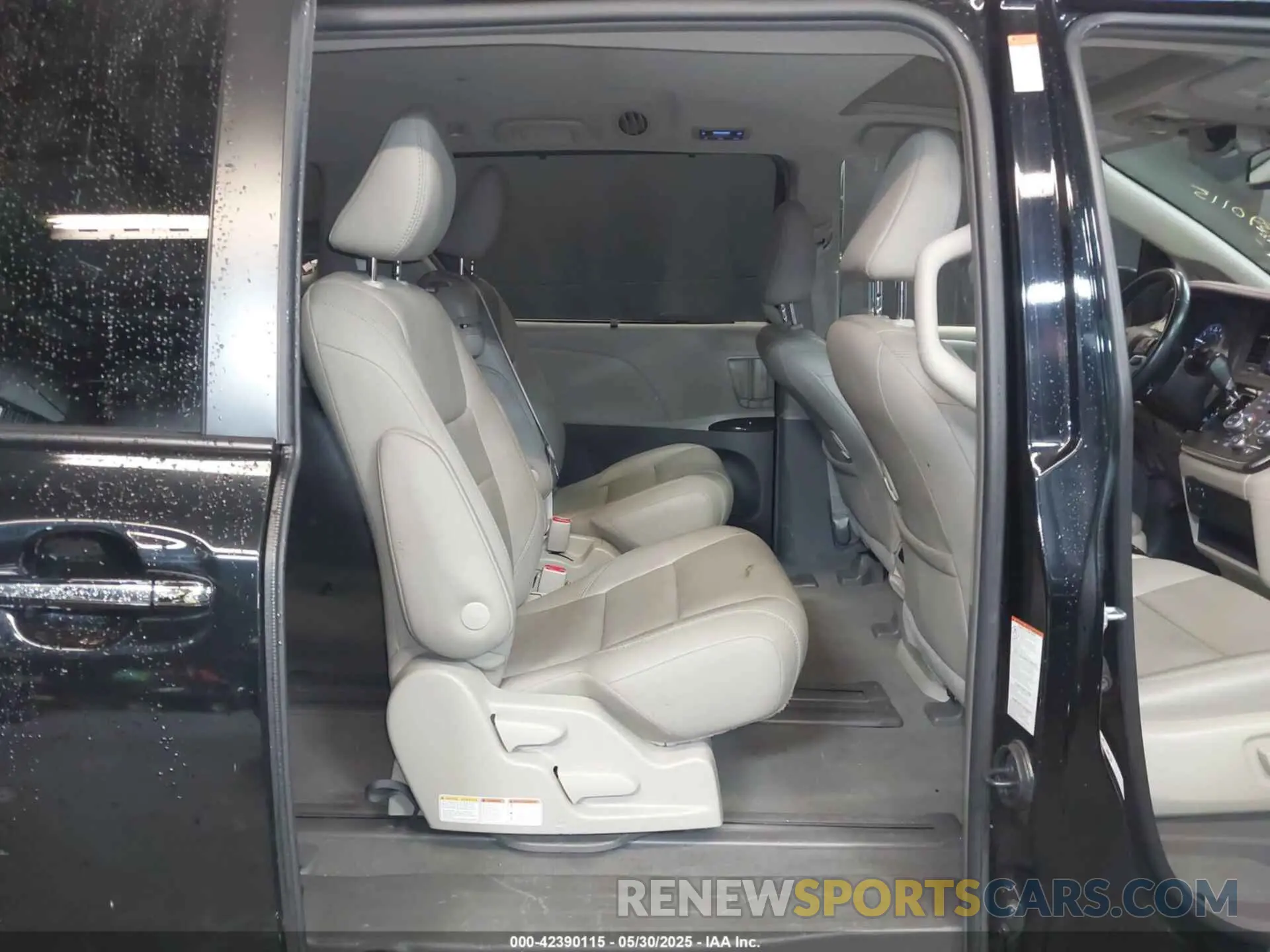 8 Photograph of a damaged car 5TDYZ3DC7KS019479 TOYOTA SIENNA 2019
