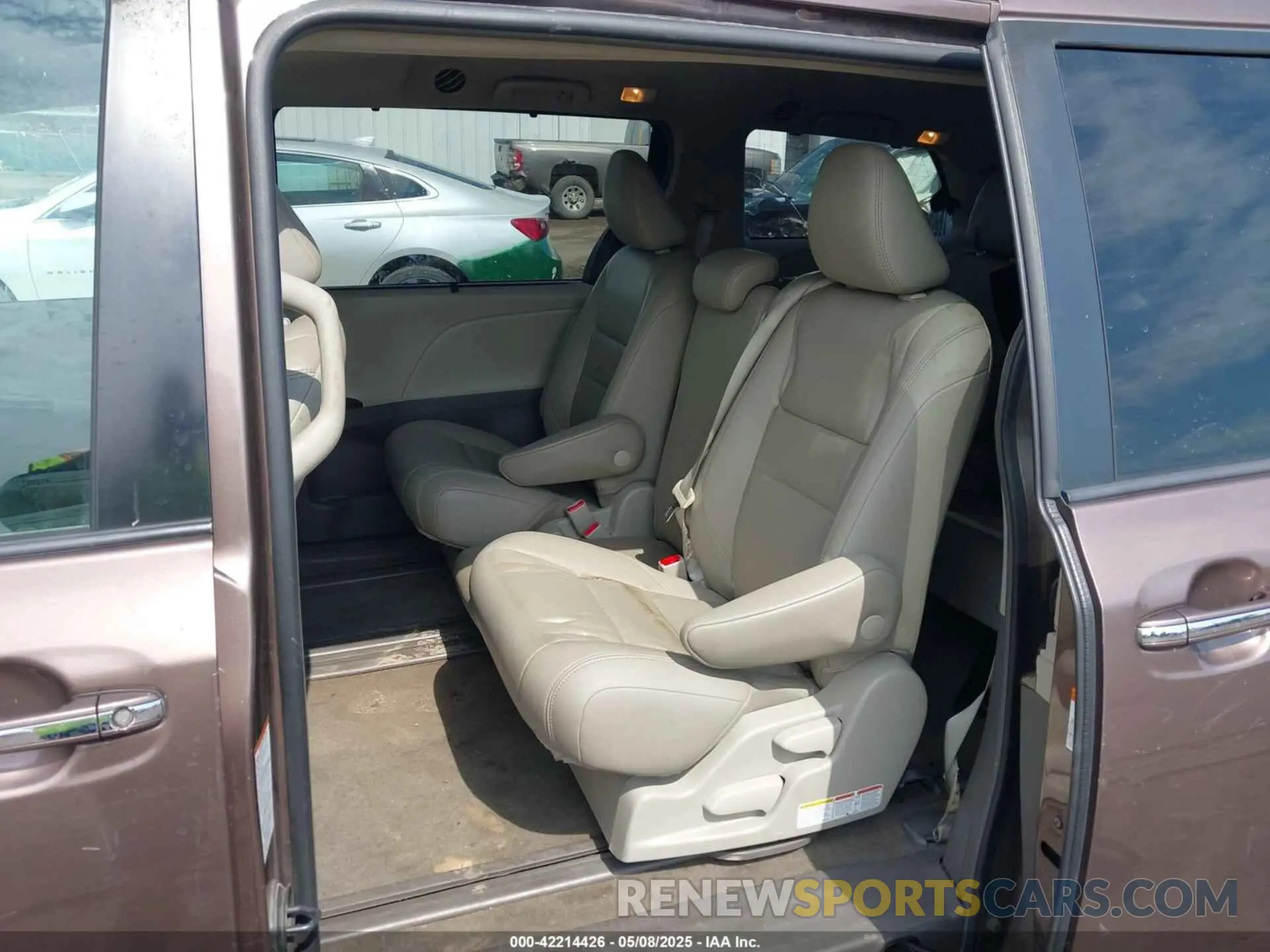 8 Photograph of a damaged car 5TDYZ3DC7KS980857 TOYOTA SIENNA 2019