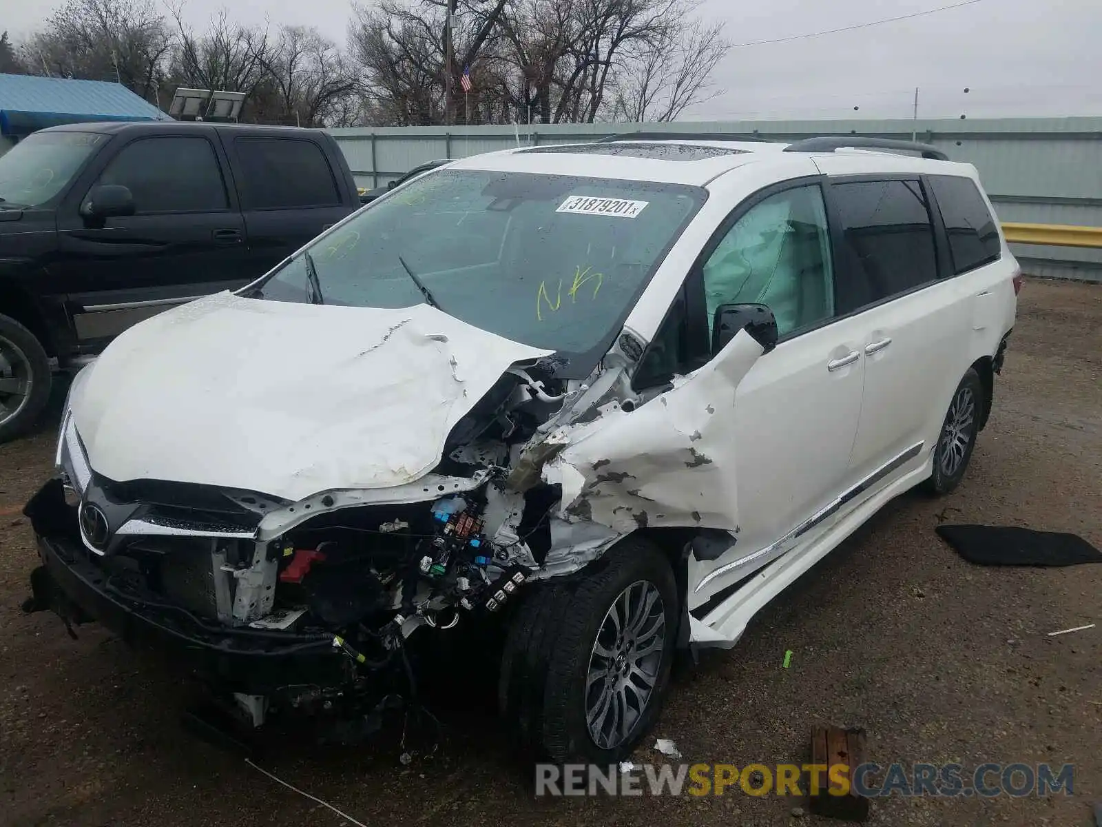 2 Photograph of a damaged car 5TDYZ3DC7KS984634 TOYOTA SIENNA 2019