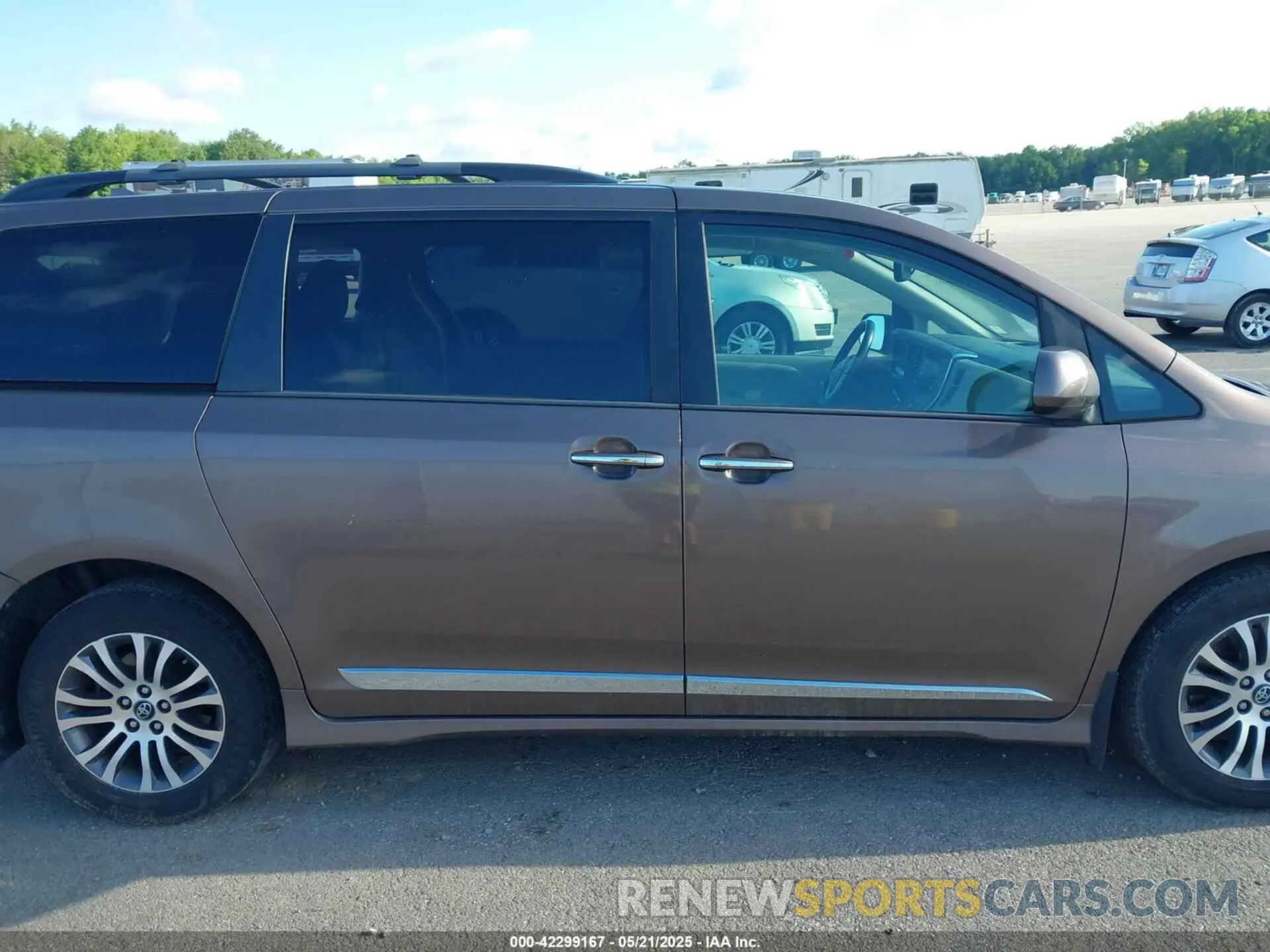 13 Photograph of a damaged car 5TDYZ3DC7KS984973 TOYOTA SIENNA 2019
